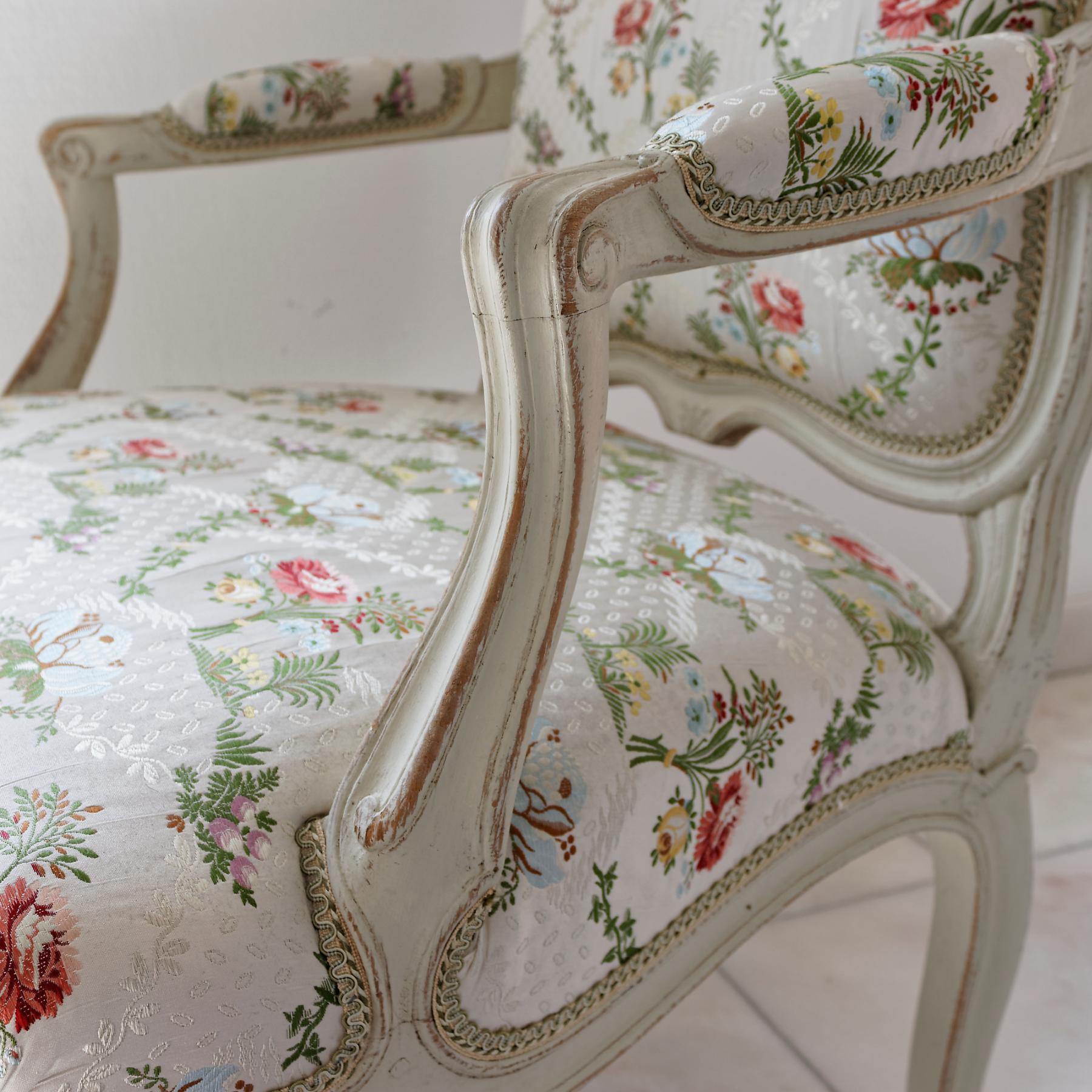 XVIIIe siècle Paire de fauteuils rococo suédois du 18ème siècle en vente