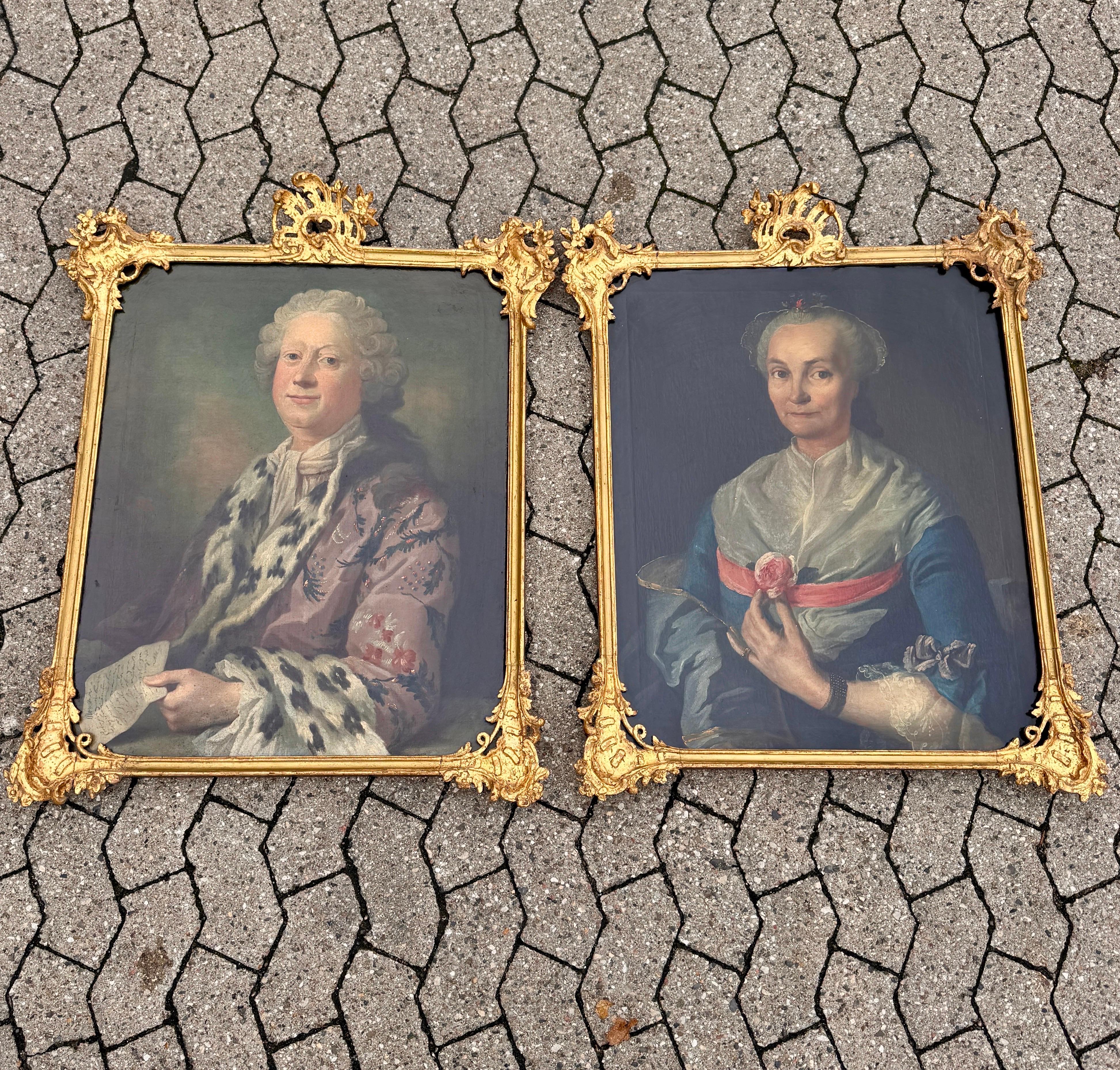 Set di due nobili dipinti a olio maschili e femminili in delicate cornici rococò d'epoca. Questa coppia di ritratti molto dettagliati è stata acquistata in una tenuta svedese negli anni Settanta.
Si noti il marchio di lacca rossa che indica la