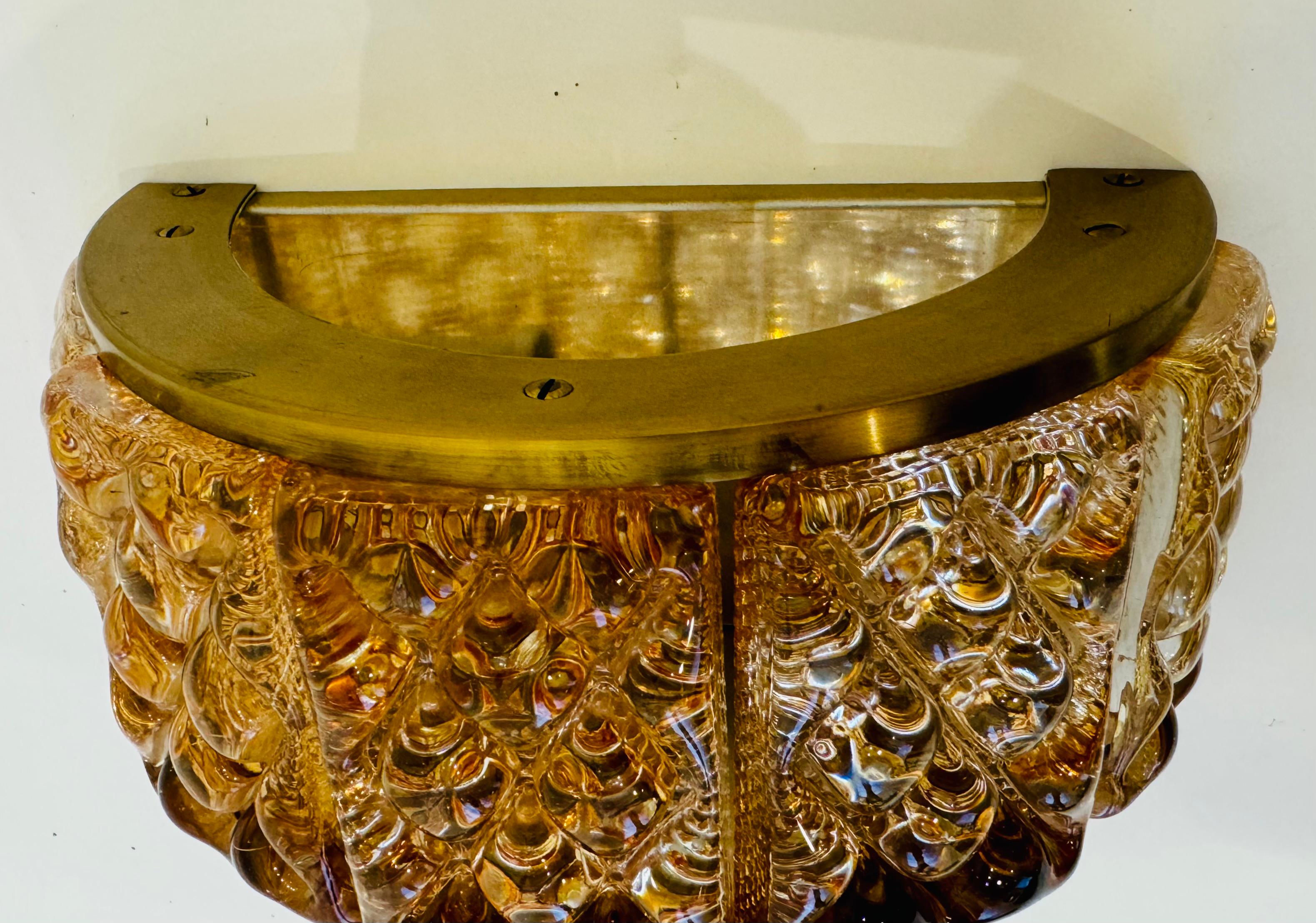Ottone Coppia di lampade da parete in cristallo svedesi del 1960, metà del secolo scorso in vendita