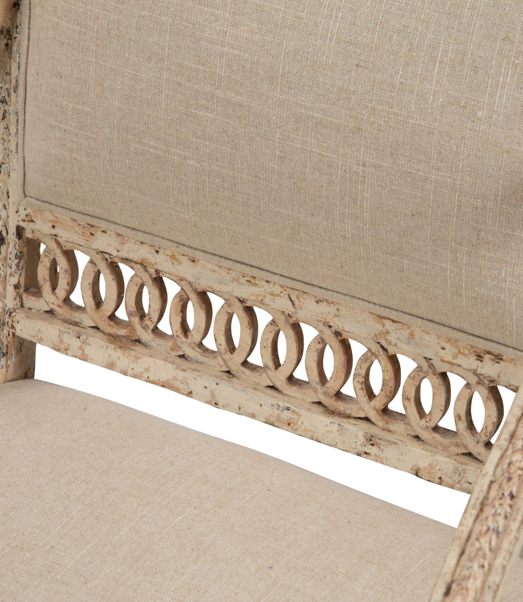 Coppia di sedie di Stoccolma. 
Con dettagli decorativi intagliati sui bracci, sullo schienale e sulle gambe. Ritocchi alla vernice originale e rivestimenti in lino. 
