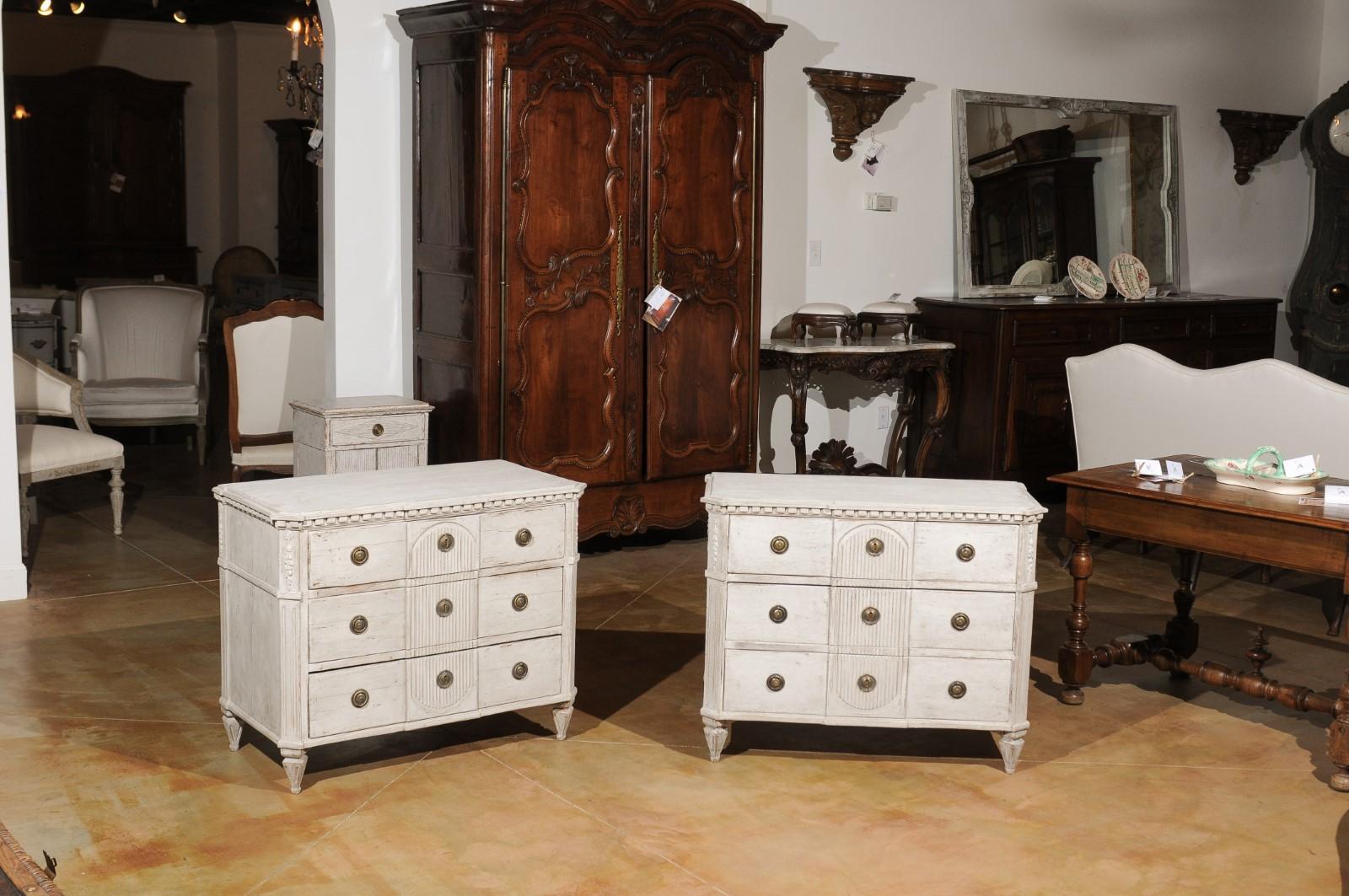 Pair of Swedish 20th Century Gustavian Style Painted Chests with Reeded Accents (Gustavianisch)