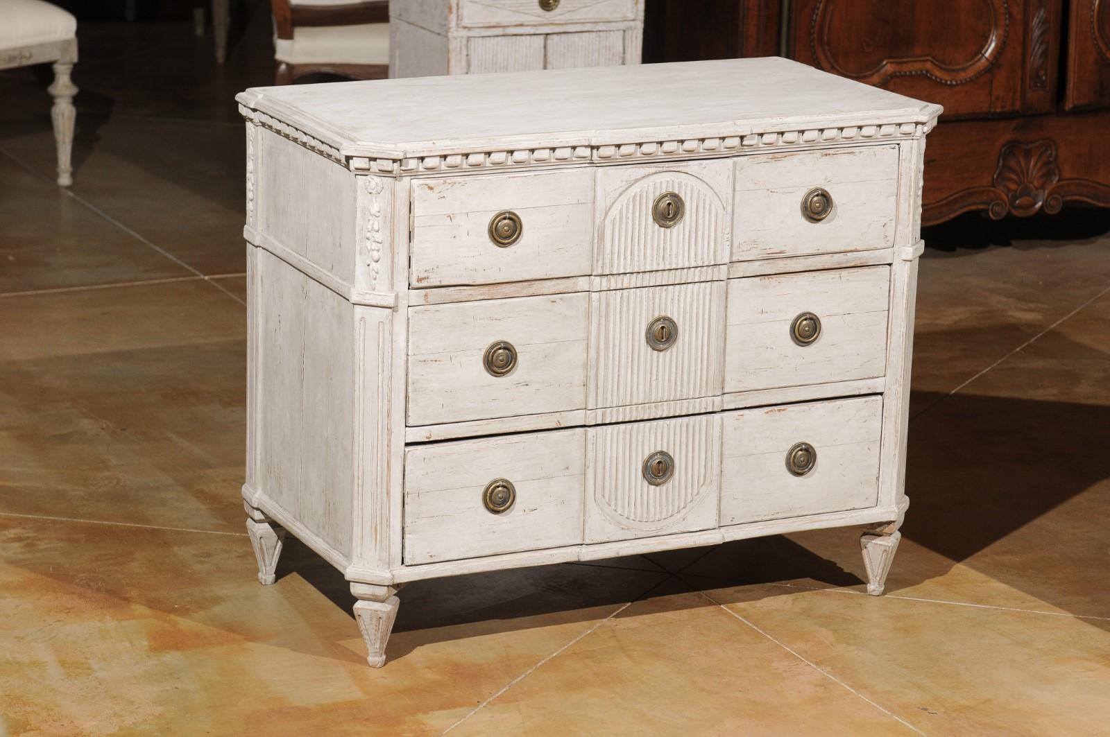Pair of Swedish 20th Century Gustavian Style Painted Chests with Reeded Accents (Schwedisch)
