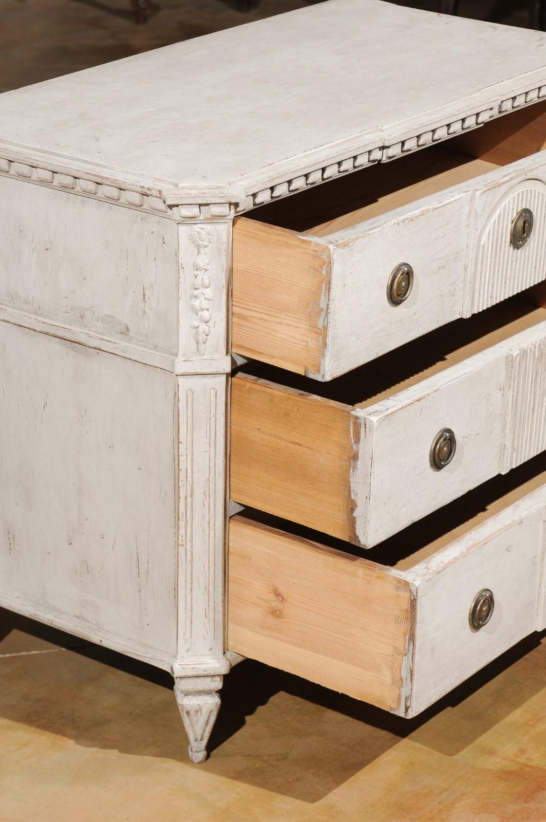 Pair of Swedish 20th Century Gustavian Style Painted Chests with Reeded Accents im Zustand „Gut“ in Atlanta, GA