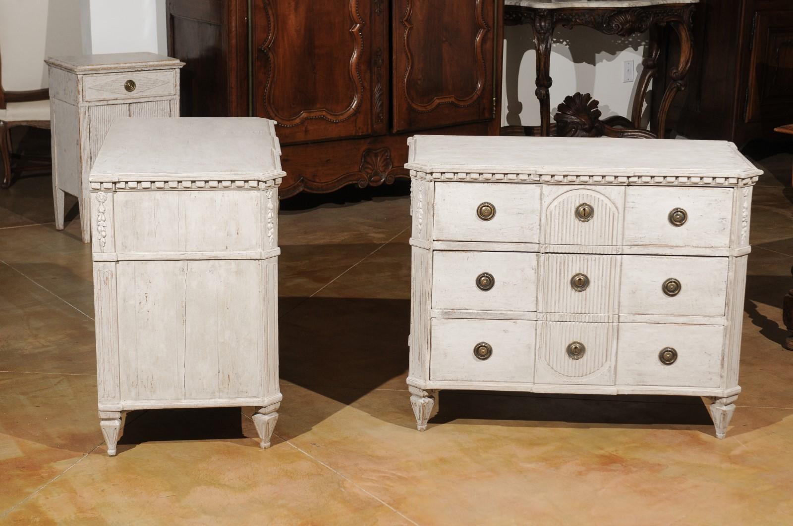 Pair of Swedish 20th Century Gustavian Style Painted Chests with Reeded Accents (20. Jahrhundert)