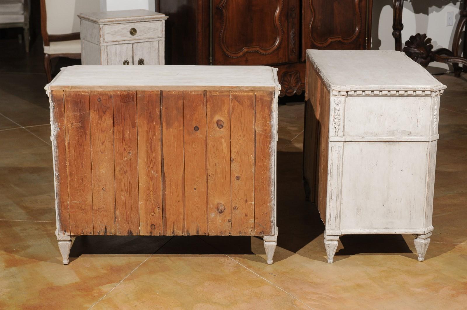 Pair of Swedish 20th Century Gustavian Style Painted Chests with Reeded Accents (Holz)