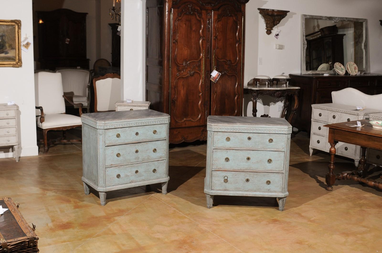 Pair of Swedish 19th Century Gustavian Style Painted Chests with Waterleaf Motif In Good Condition In Atlanta, GA