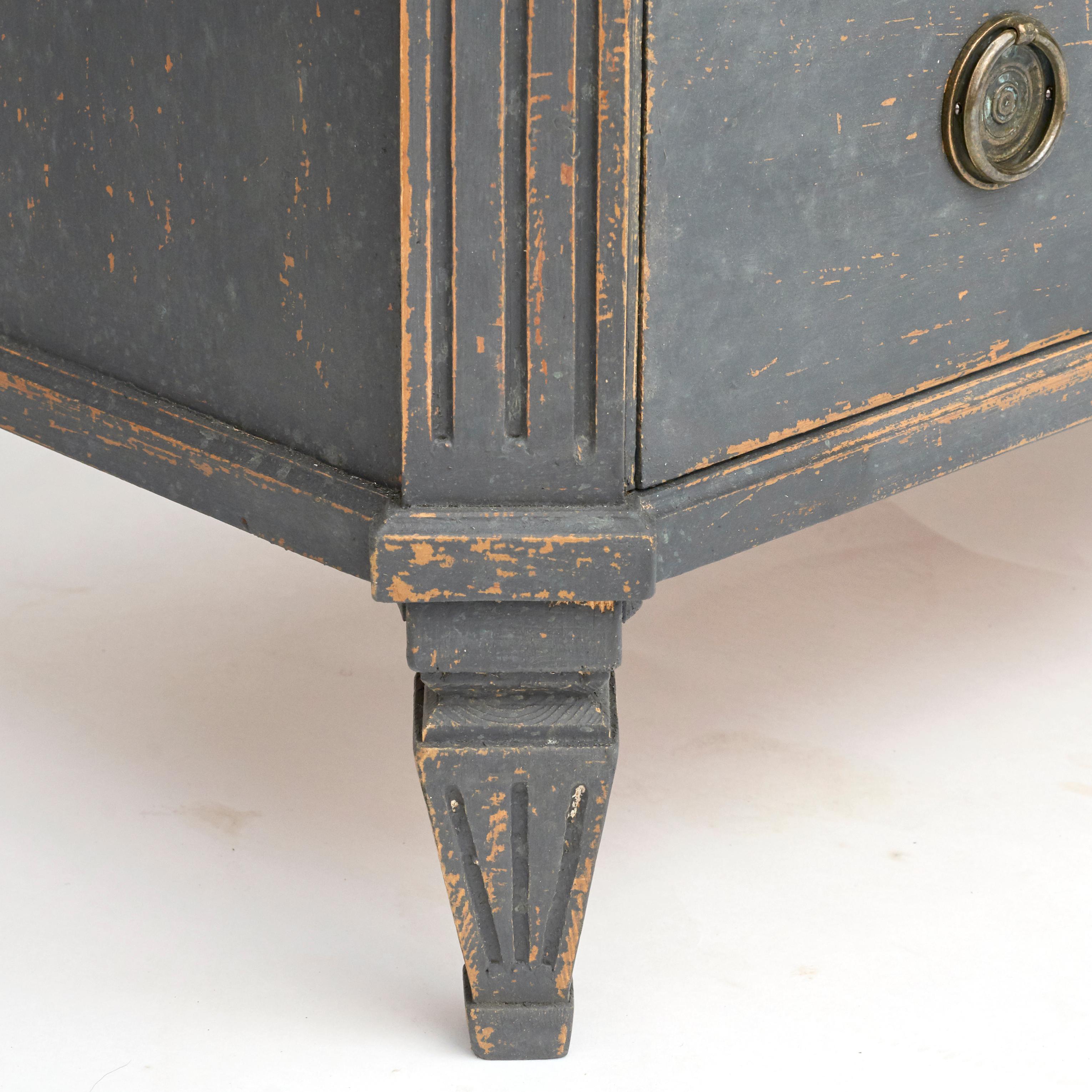 Pair of Swedish 19th Century Gustavian Style Painted Commodes In Good Condition In Kastrup, DK
