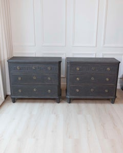 Paar schwedische bemalte Kommoden des 19. Jahrhunderts, um 1850