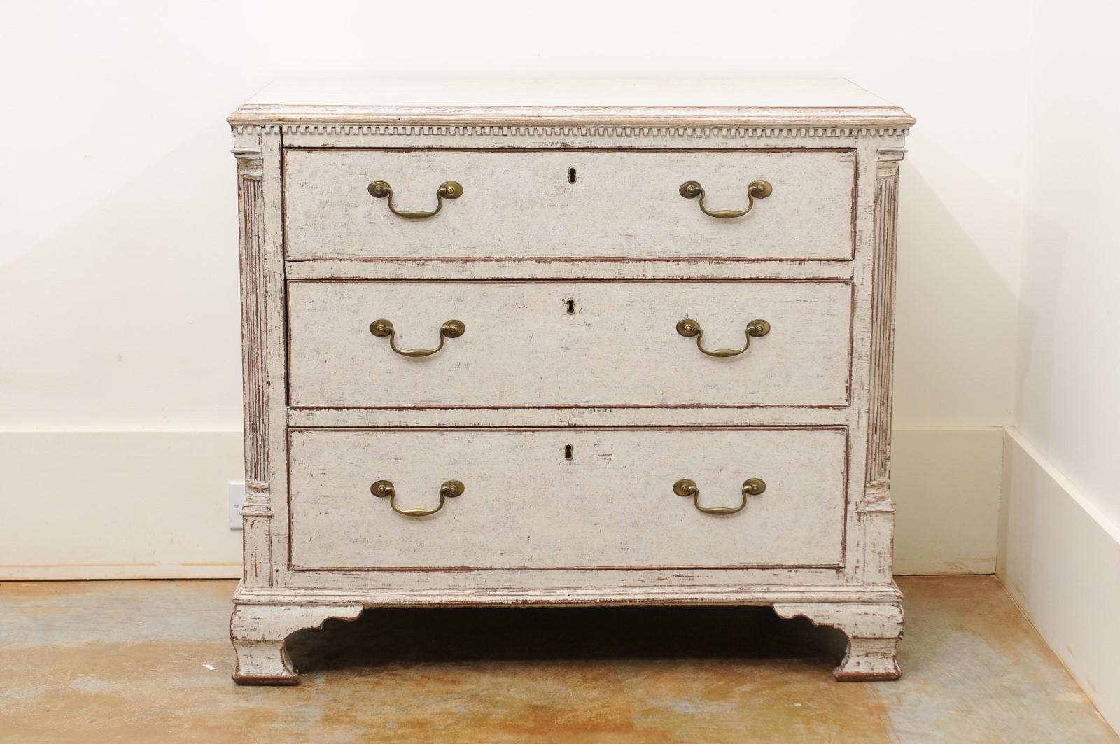 Pair of Swedish 19th Century Painted Three-Drawer Chests with Semi Columns (Schwedisch)