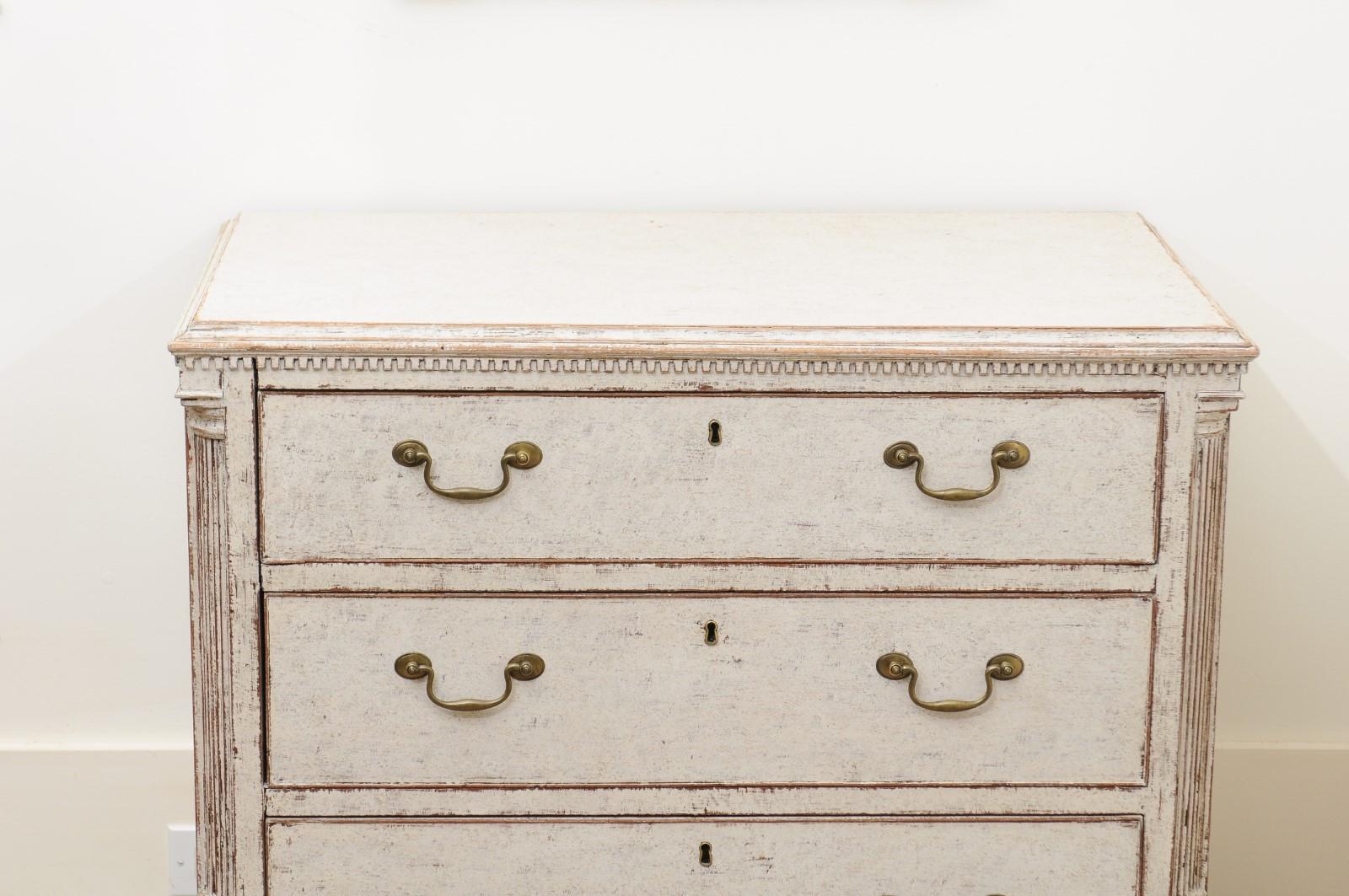 Pair of Swedish 19th Century Painted Three-Drawer Chests with Semi Columns (Geschnitzt)