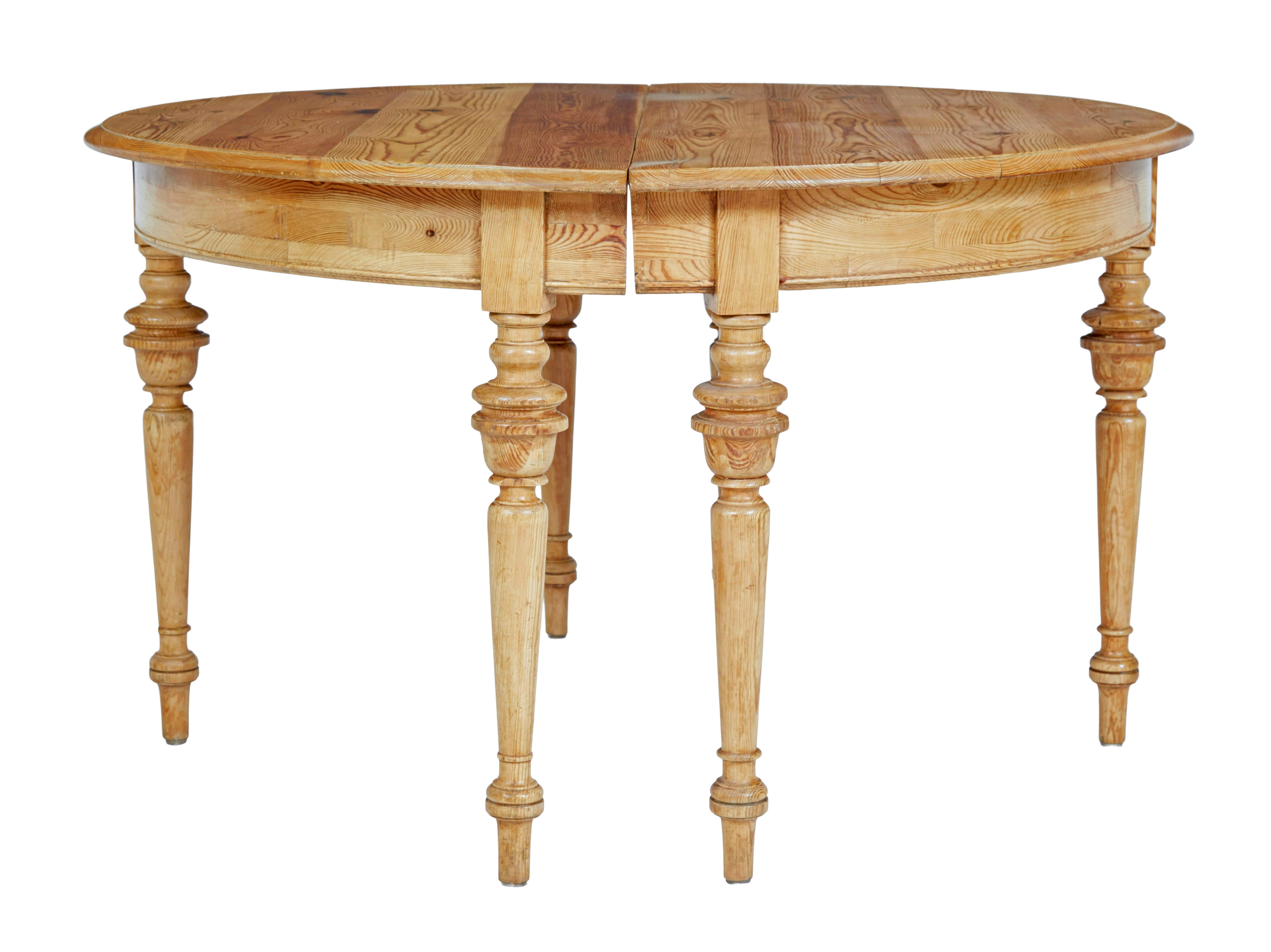 Paire de tables d'appoint en pin demi-lune du 19e siècle vers 1890.

Paire de tables demi-lunes rustiques suédoises de bonne qualité, pouvant servir de tables d'appoint ou de table de salle à manger.

Pin doré riche avec des surfaces supérieures