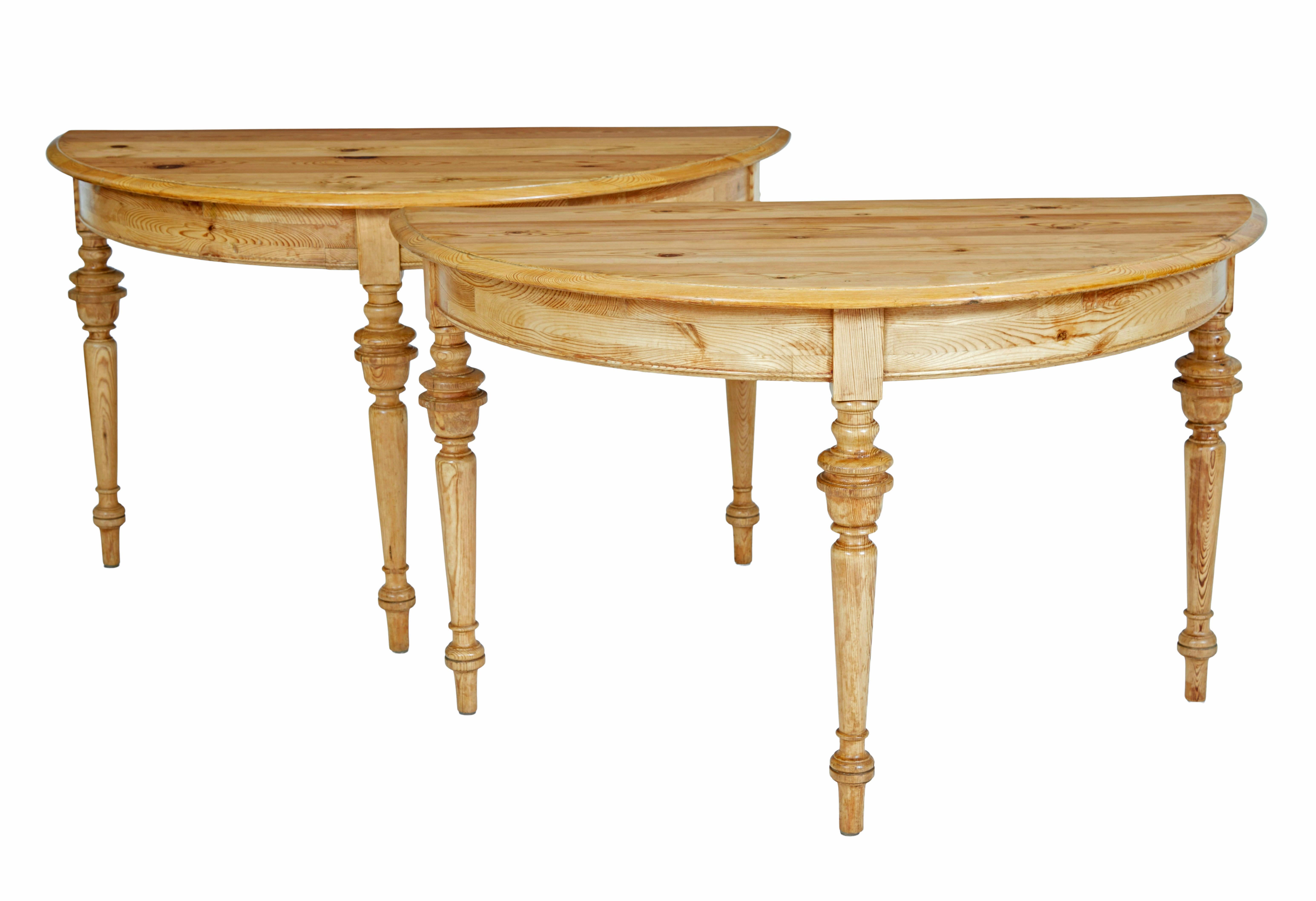 Sculpté Paire de tables d'appoint en pin demi-lune suédoises du XIXe siècle en vente