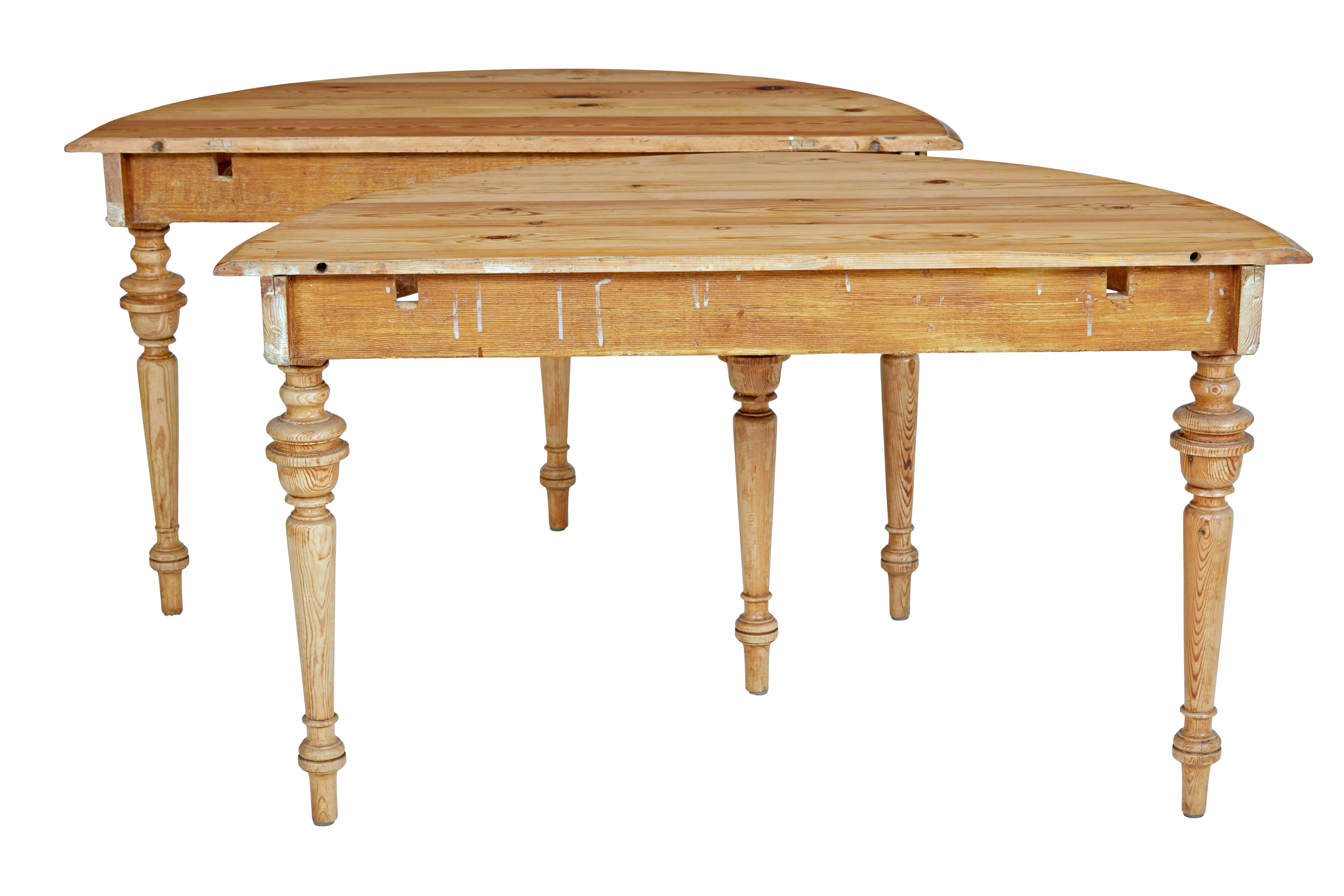 Paire de tables d'appoint en pin demi-lune suédoises du XIXe siècle Bon état - En vente à Debenham, Suffolk