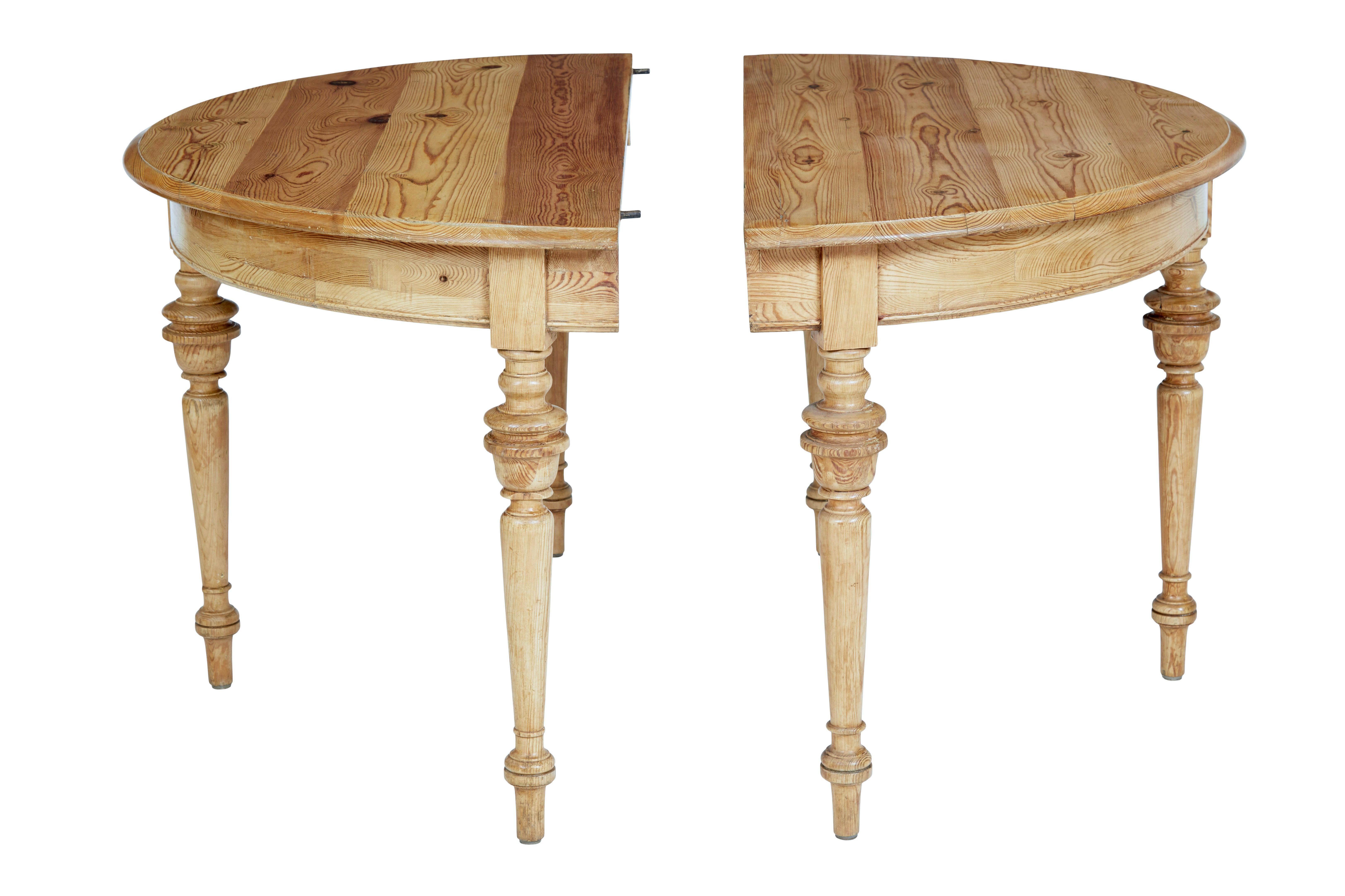 Pin Paire de tables d'appoint en pin demi-lune suédoises du XIXe siècle en vente