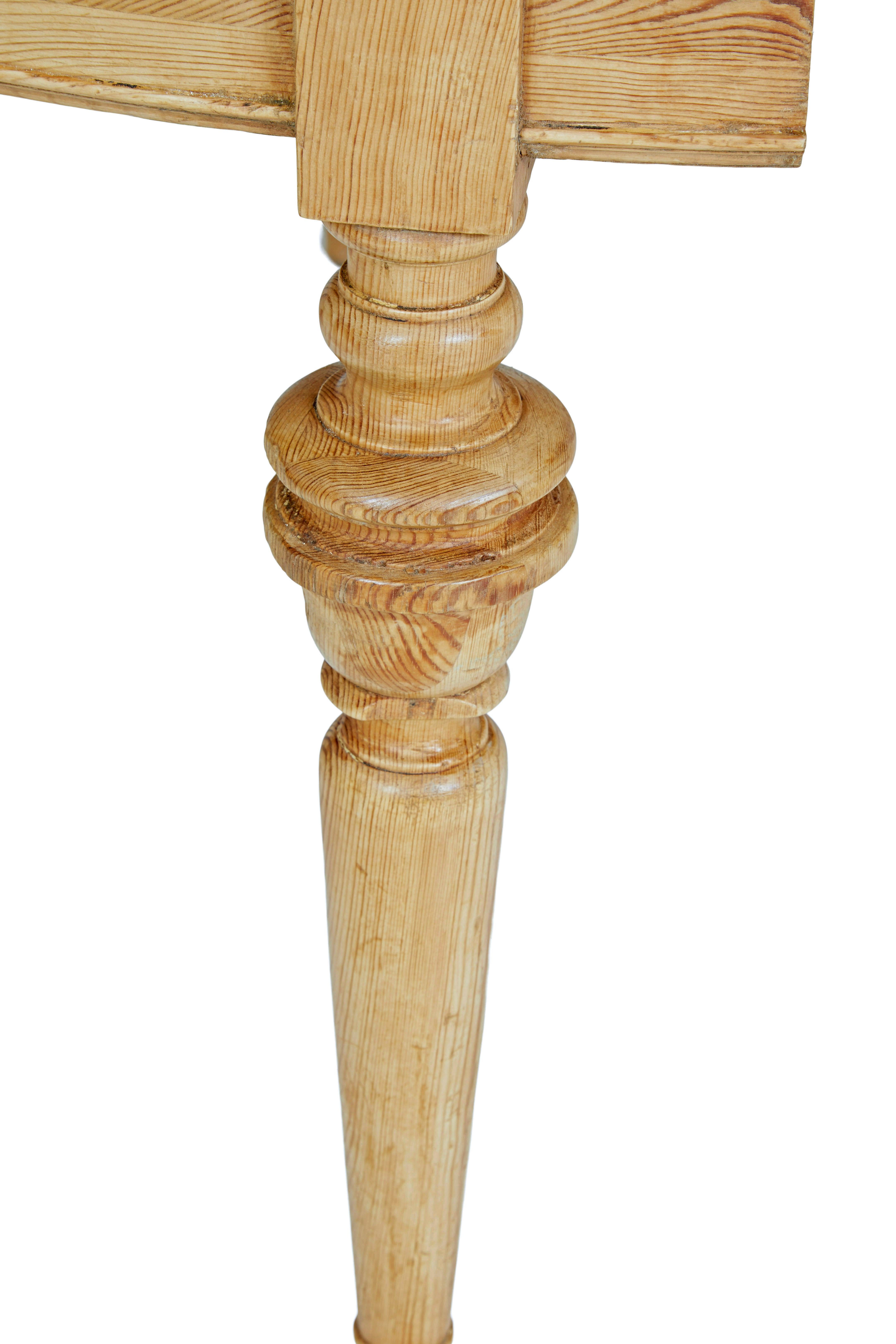 Paire de tables d'appoint en pin demi-lune suédoises du XIXe siècle en vente 1