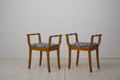 Coppia di sgabelli svedesi antichi del periodo Impero in betulla gialla