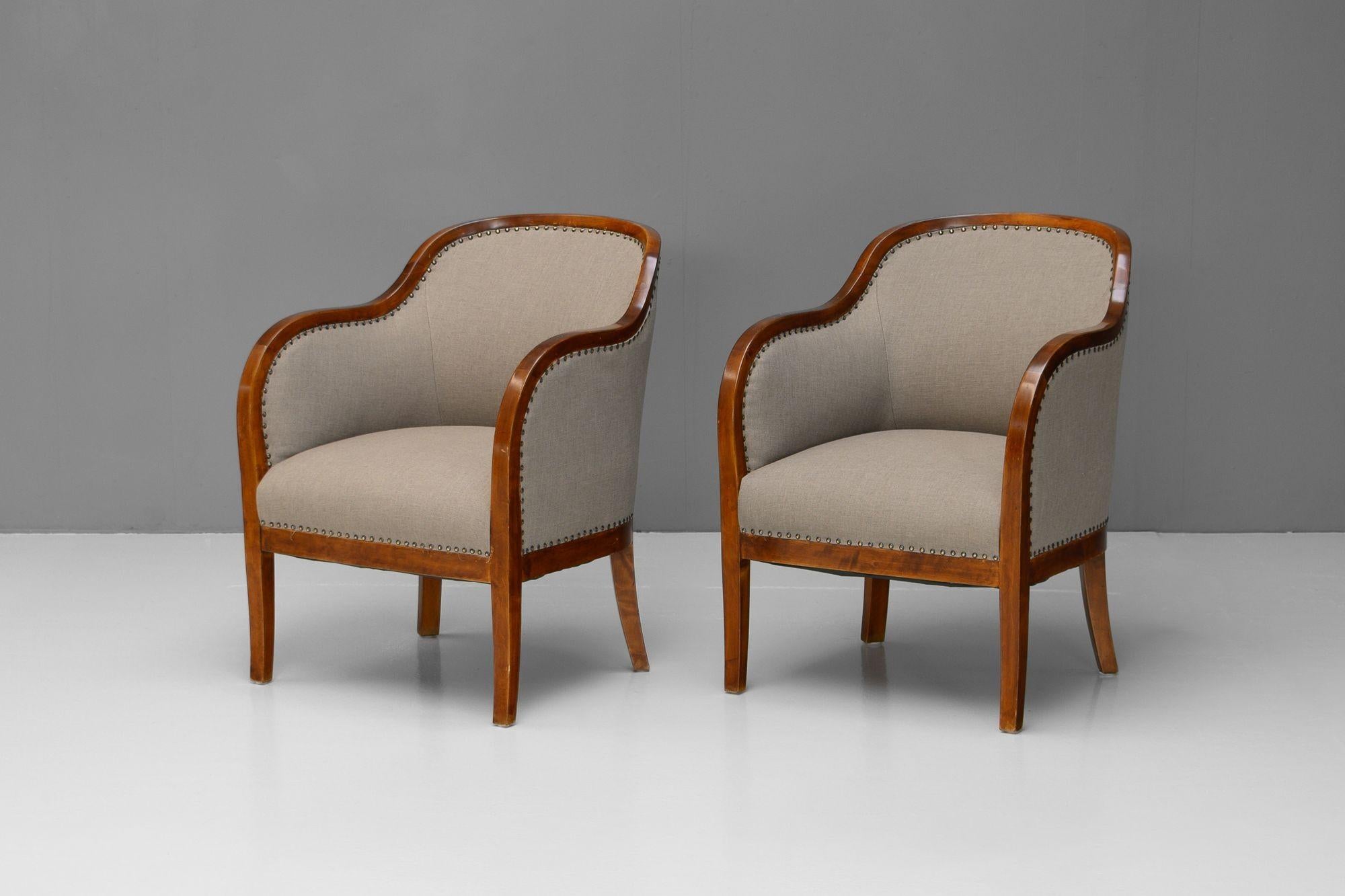 Pair of Swedish art deco club chairs fully restored and upholstered in a muted green fabric. Re-finished.

Sweden circa 1930.

H 86cm (SH 50cm) x W 63cm x D 70cm