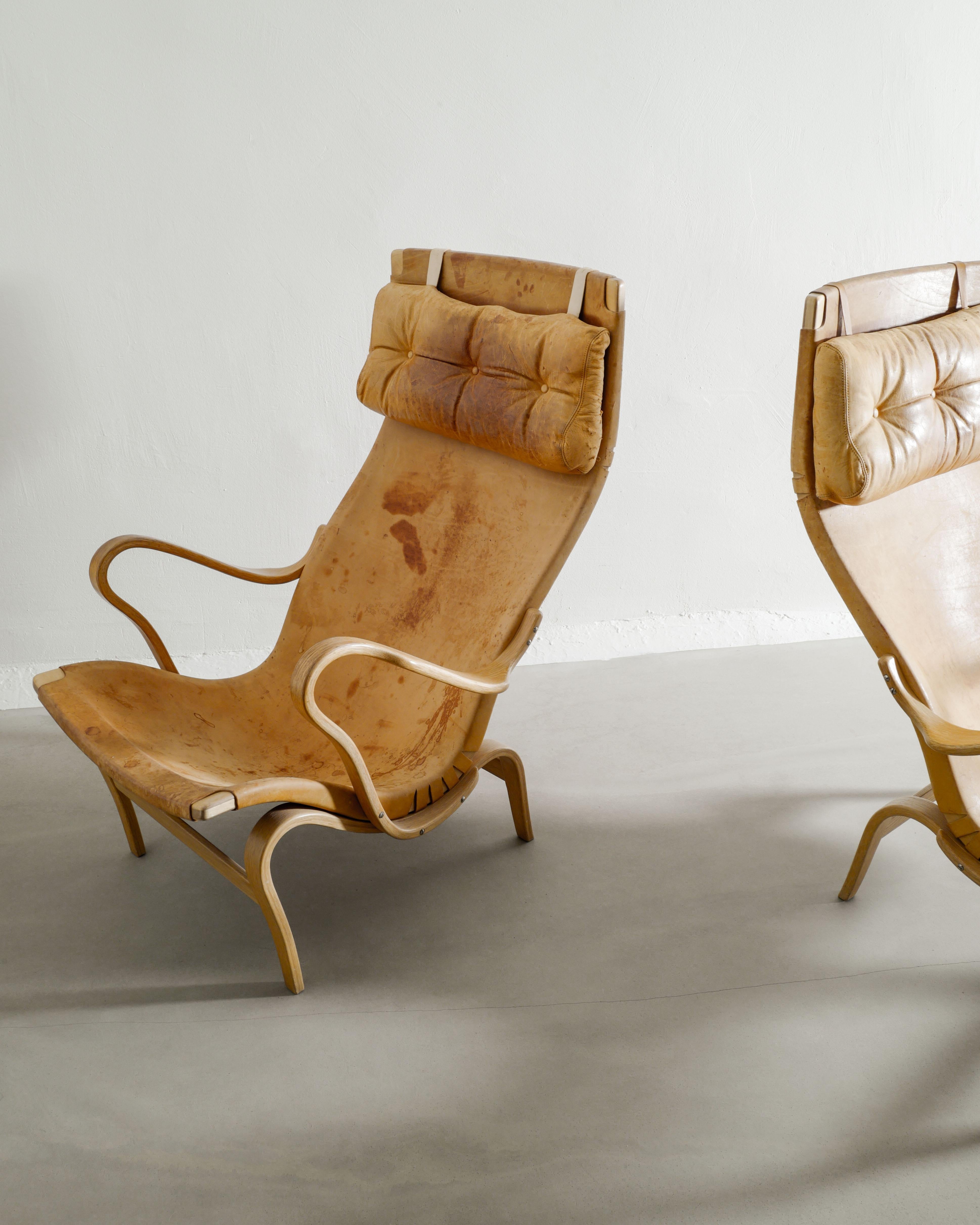 Scandinave moderne Paire de fauteuils suédois Pernilla de Bruno Mathsson en bouleau et cuir, 1973 en vente