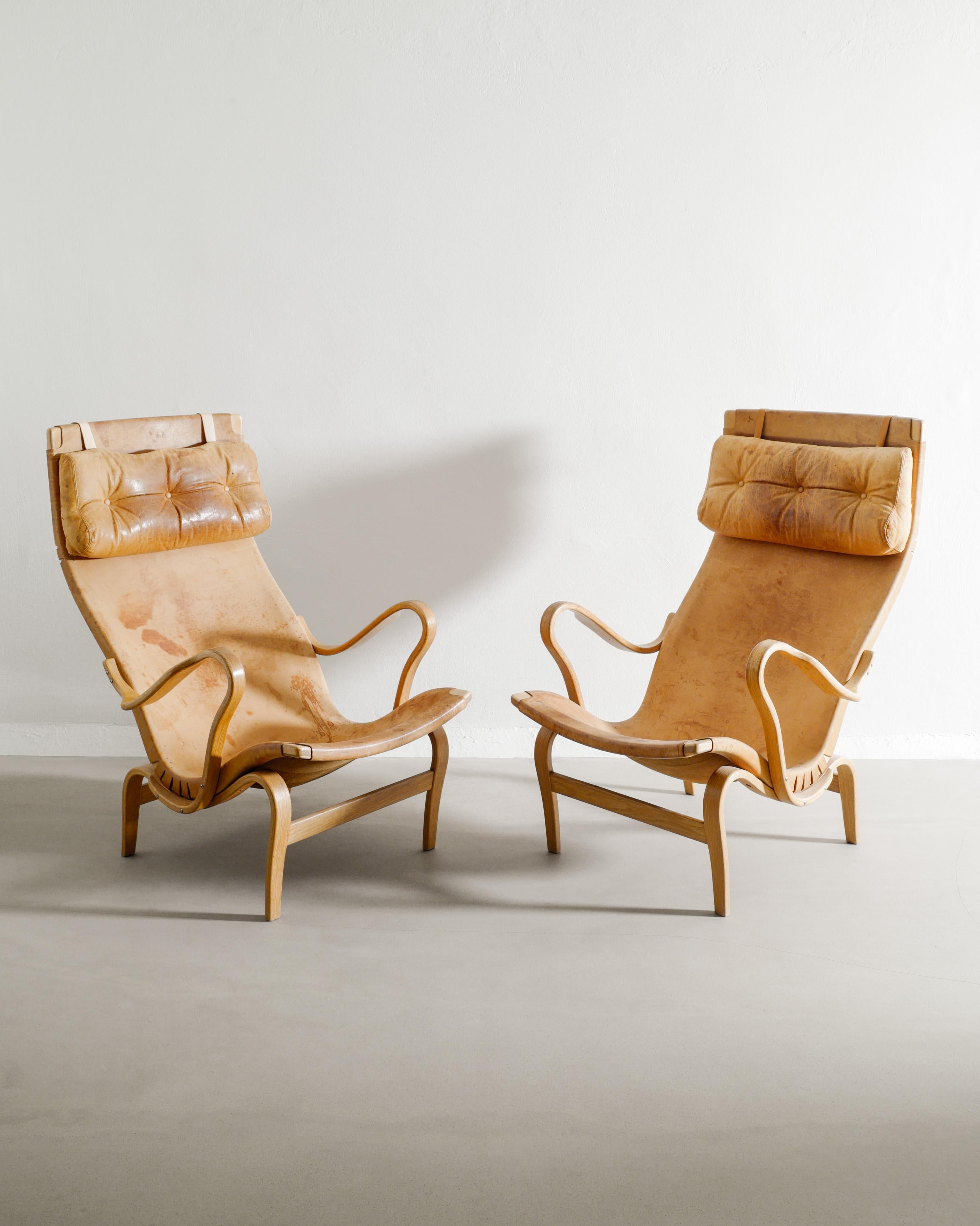 Suédois Paire de fauteuils suédois Pernilla de Bruno Mathsson en bouleau et cuir, 1973 en vente