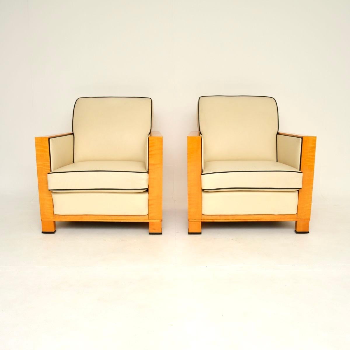 Pair of Swedish Art Deco Armchairs in Leather and Satin Birch In Good Condition For Sale In London, GB