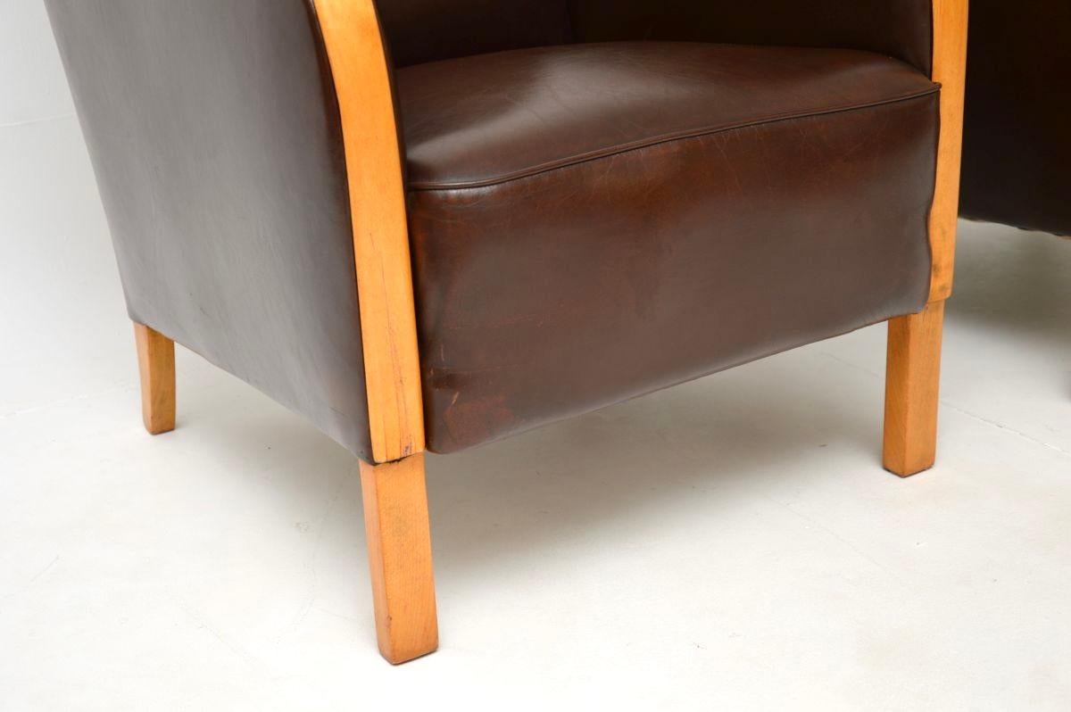 Ein Paar schwedische Art Deco Sessel aus satinierter Birke und Leder im Angebot 5