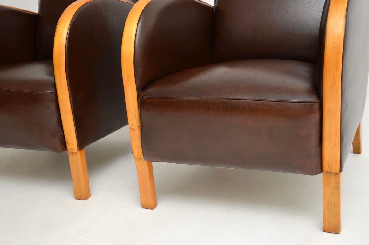Ein Paar schwedische Art Deco Sessel aus satinierter Birke und Leder im Angebot 6