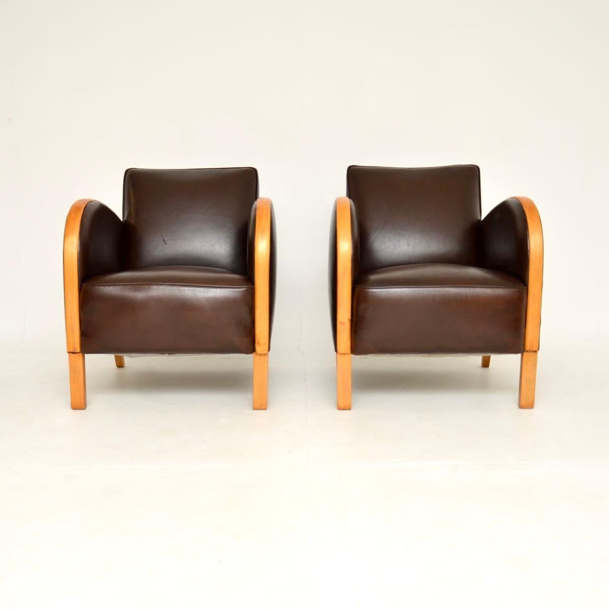 Ein stilvolles und sehr gut gemachtes Paar schwedischer Art-Deco-Sessel aus satinierter Birke und Leder. Sie wurden vor kurzem aus Schweden importiert, sie stammen aus den 1930er Jahren.

Die Qualität ist ausgezeichnet, sie sind gut gefedert und