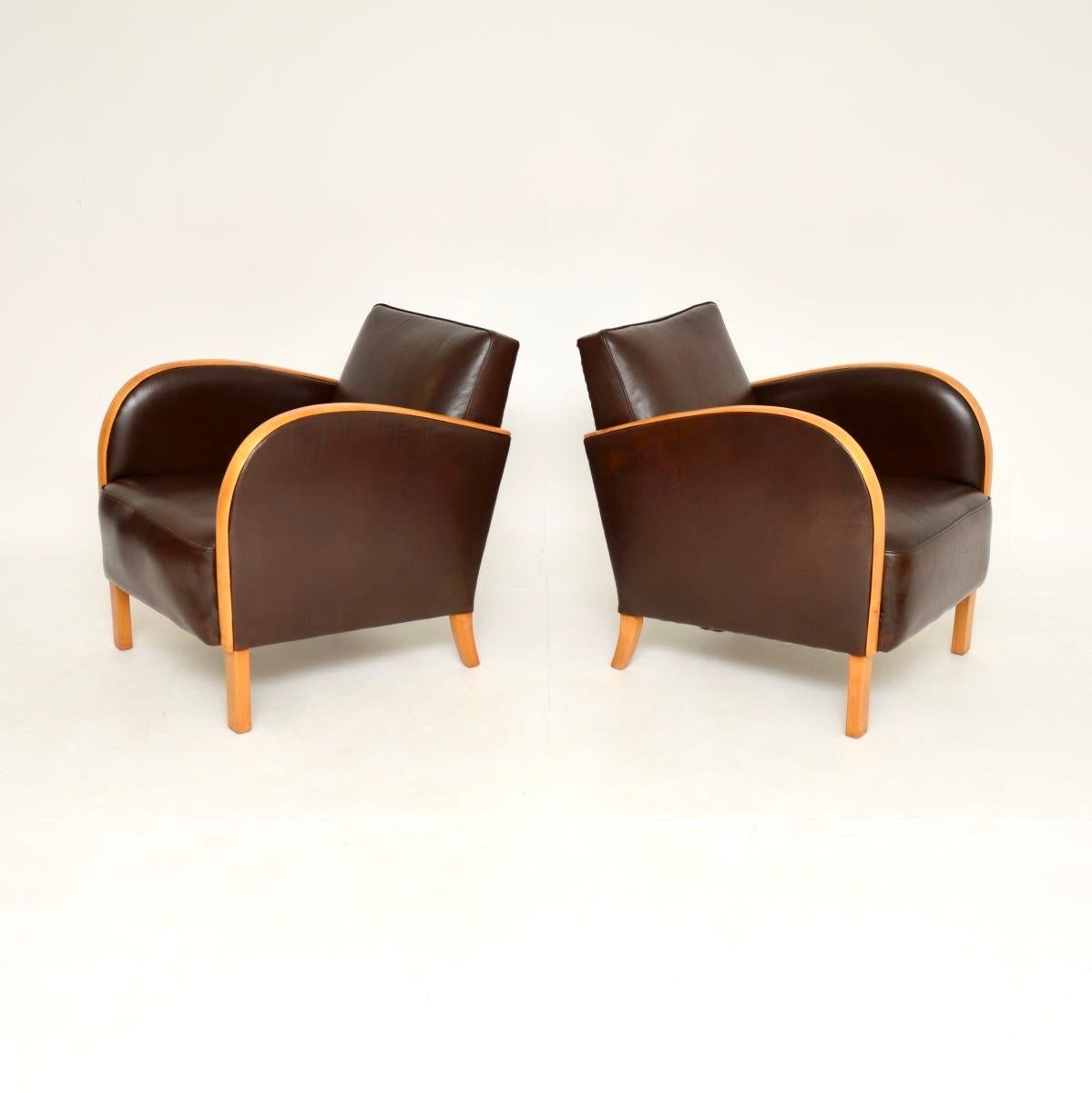 Ein Paar schwedische Art Deco Sessel aus satinierter Birke und Leder (Art déco) im Angebot