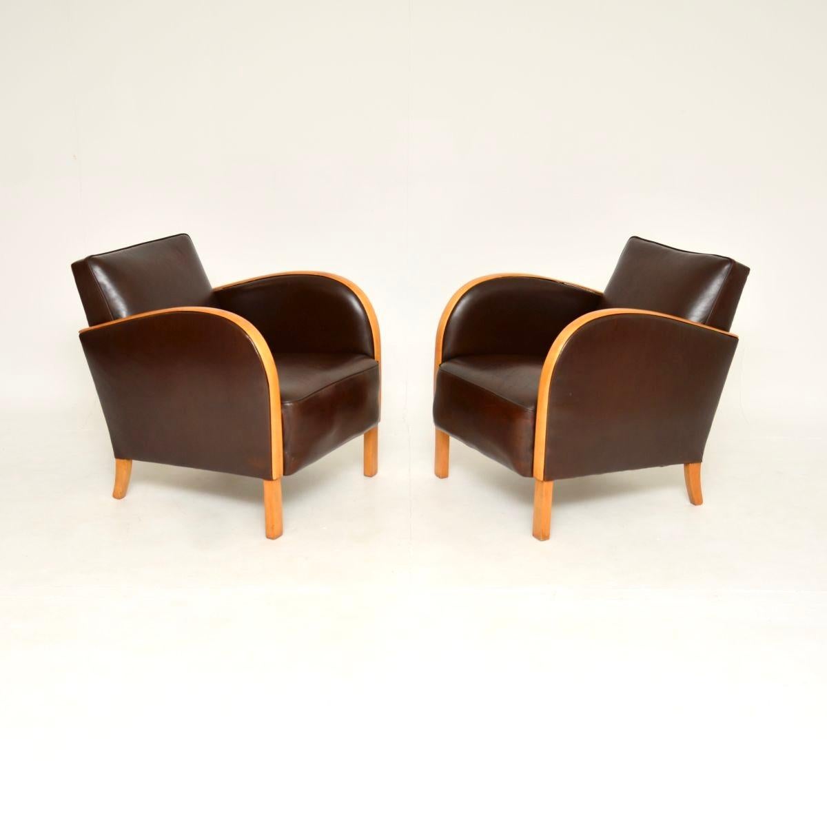 Ein Paar schwedische Art Deco Sessel aus satinierter Birke und Leder (Schwedisch) im Angebot