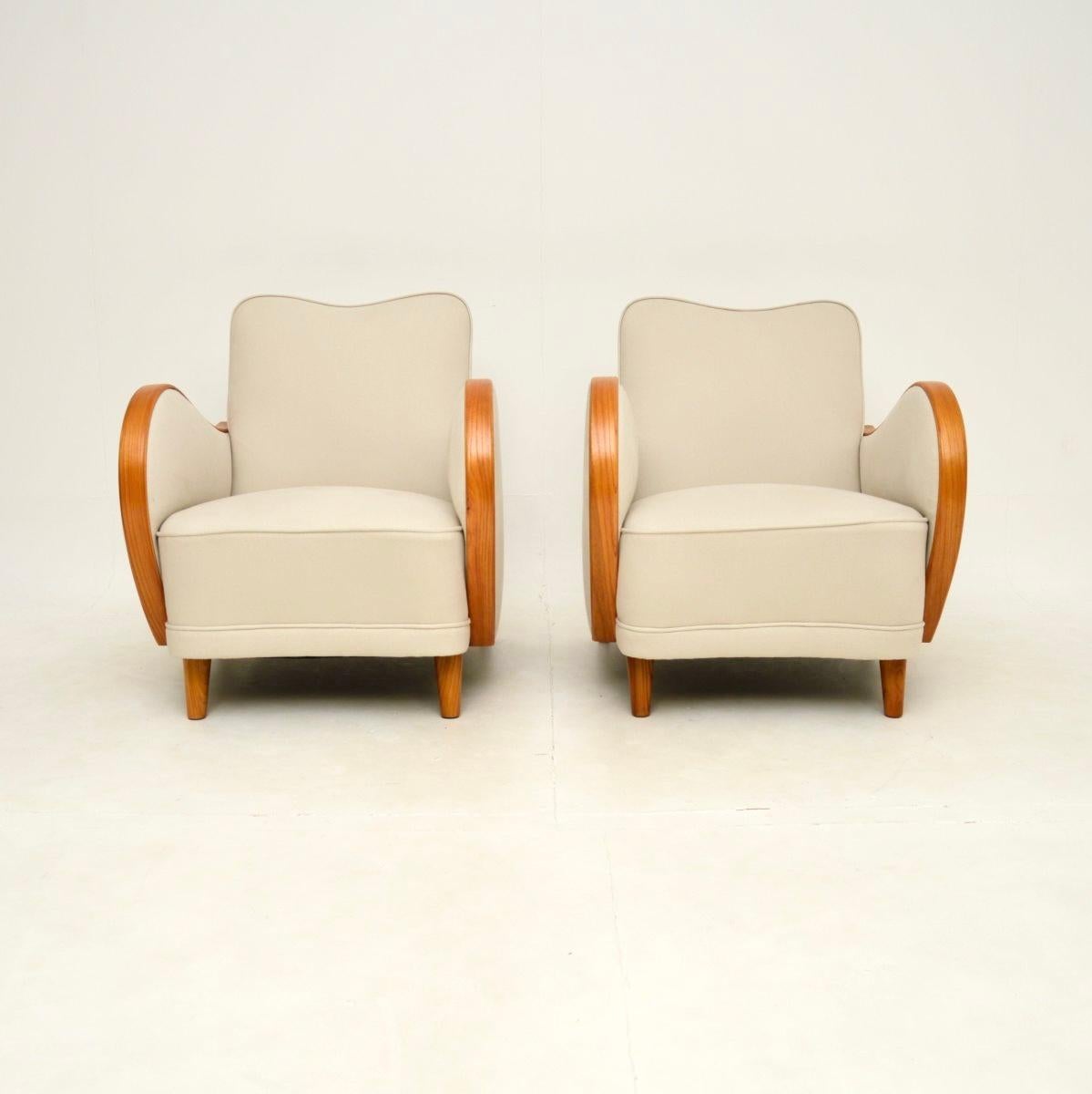 Superbe paire de fauteuils Art déco suédois en bouleau satiné. Récemment importées de Suède, elles datent des années 1920-30.

La qualité est exceptionnelle et ils sont très confortables. Les accoudoirs en bouleau satiné descendent le long des