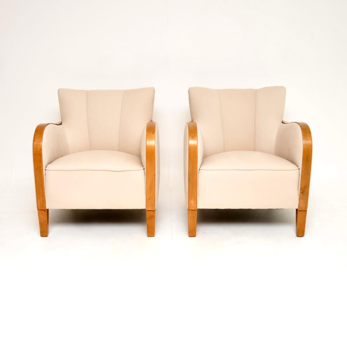 Superbe paire de fauteuils Art déco suédois en bouleau satiné. Récemment importés de Suède, ils datent des années 1930.

Ils sont magnifiquement réalisés avec un design magnifique. Ils présentent de belles courbes qui partent du dos, descendent le