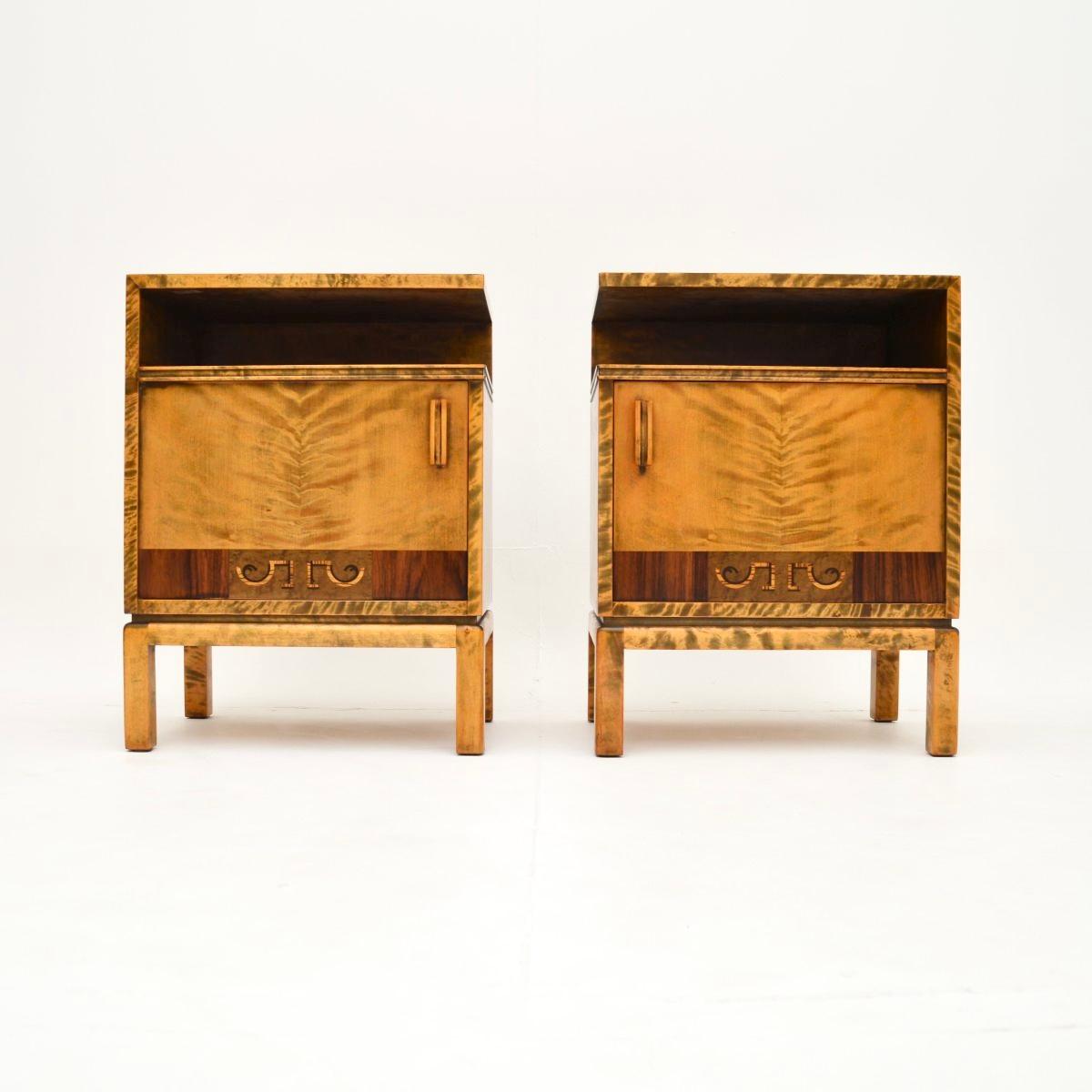 Una bellissima coppia di comodini svedesi Art Déco in betulla satinata. Sono state importate di recente dalla Svezia, risalgono agli anni '1930.

La qualità è eccezionale, sono realizzati in modo eccellente e presentano una venatura di betulla