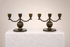Coppia di candelabri svedesi in bronzo Art Deco GAB (Guldsmedsaktiebolaget) anni '30