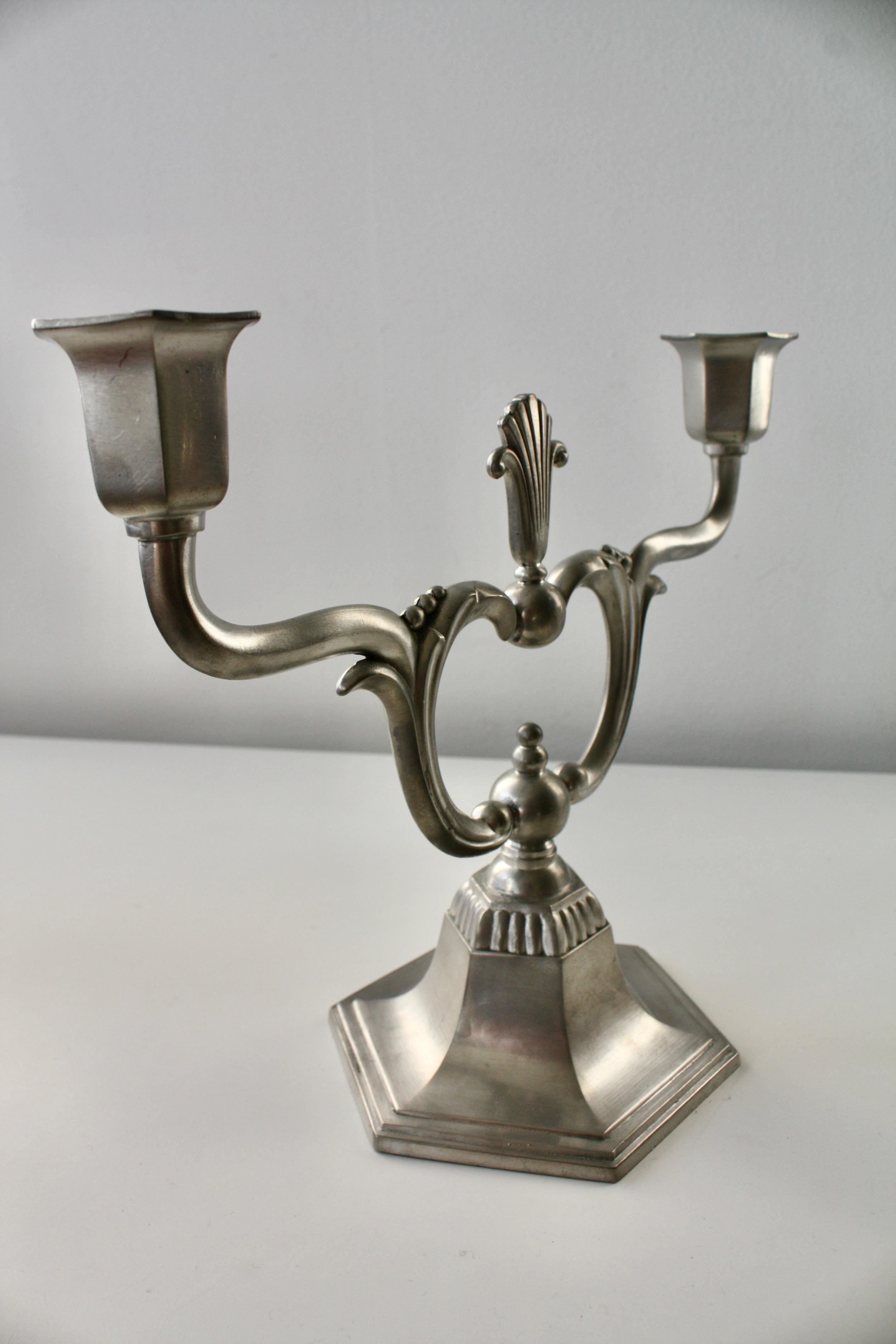Coppia di C.C. svedesi in stile Art Deco. Candelabro a due luci in peltro Hallberg 1930 in vendita 3