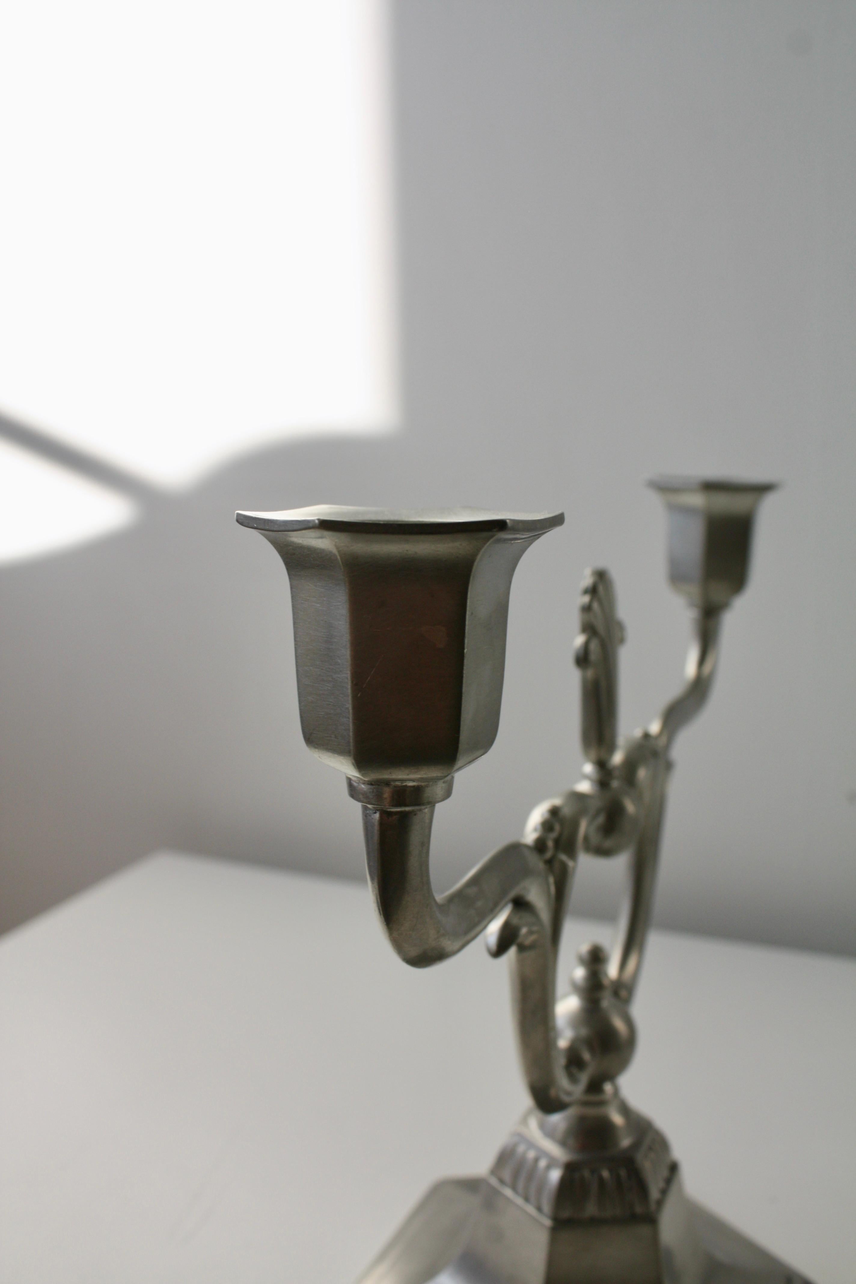 Coppia di C.C. svedesi in stile Art Deco. Candelabro a due luci in peltro Hallberg 1930 in vendita 4