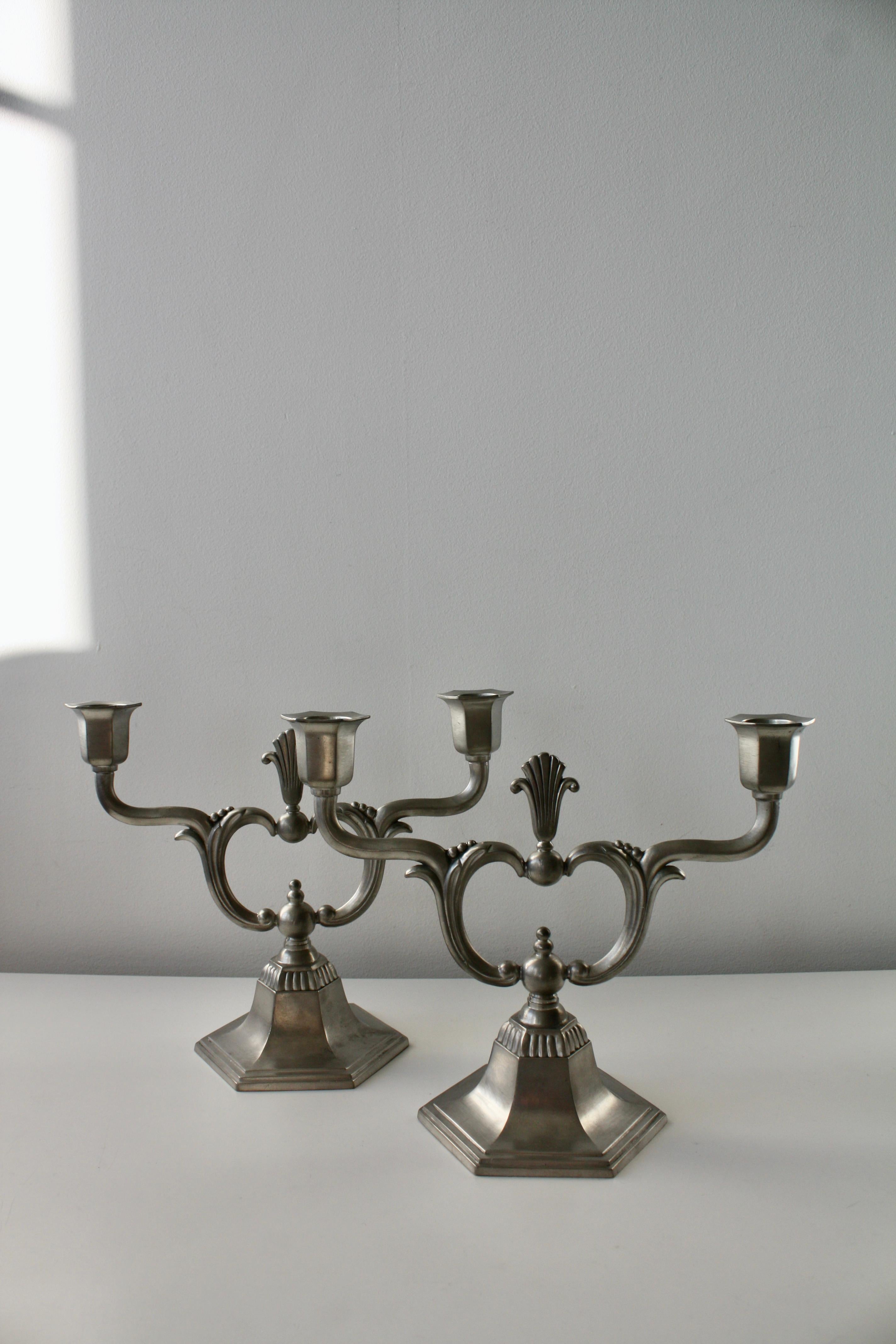 Art Déco Coppia di C.C. svedesi in stile Art Deco. Candelabro a due luci in peltro Hallberg 1930 in vendita