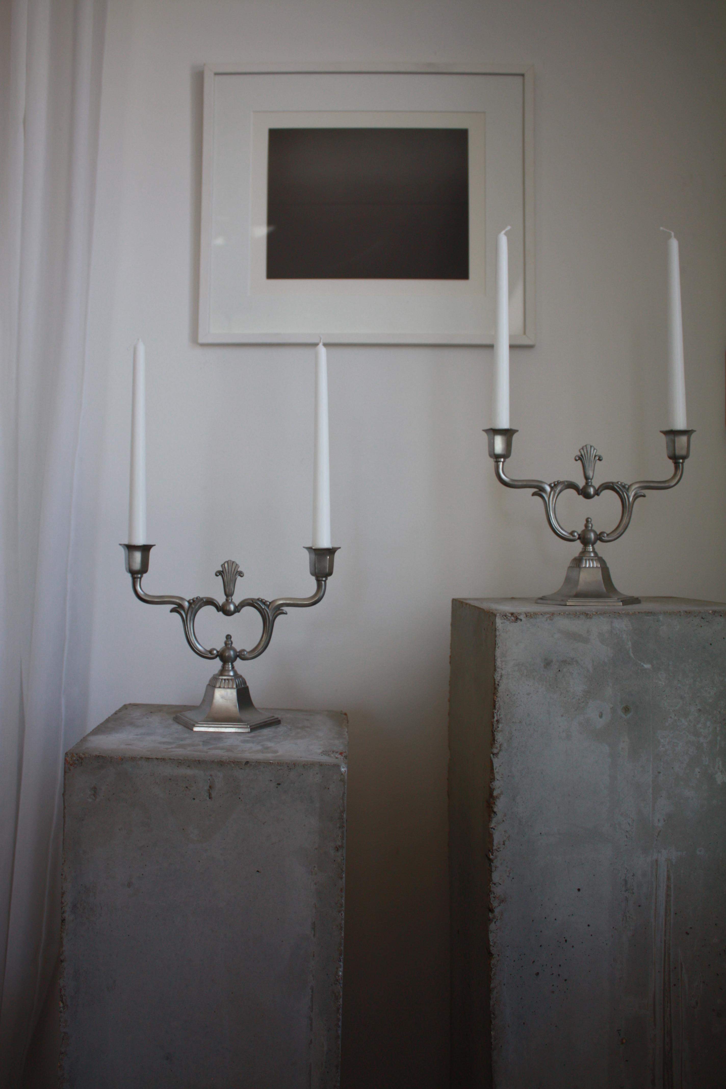 Svedese Coppia di C.C. svedesi in stile Art Deco. Candelabro a due luci in peltro Hallberg 1930 in vendita