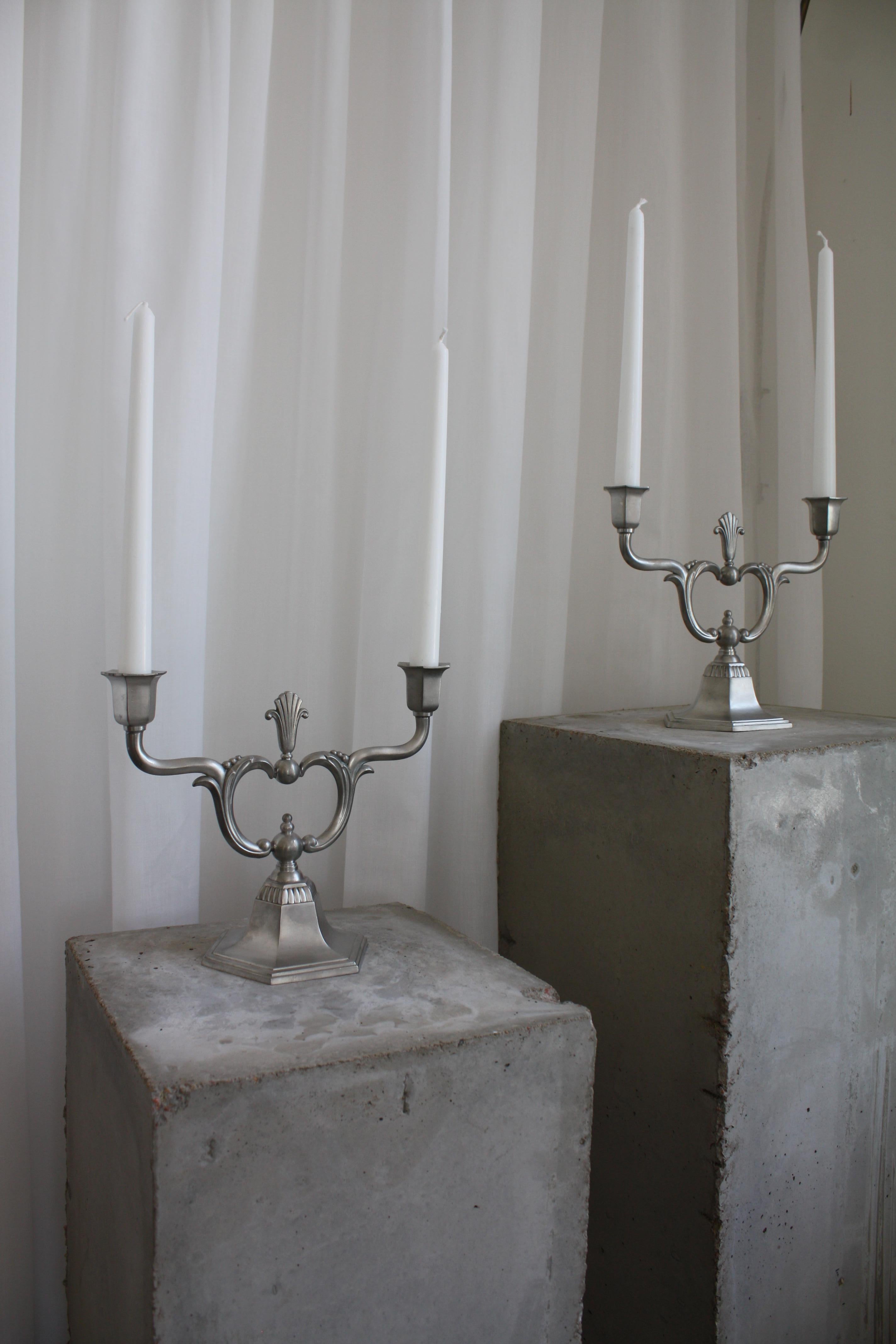 Coppia di C.C. svedesi in stile Art Deco. Candelabro a due luci in peltro Hallberg 1930 In condizioni buone in vendita a Västra Frölunda, SE
