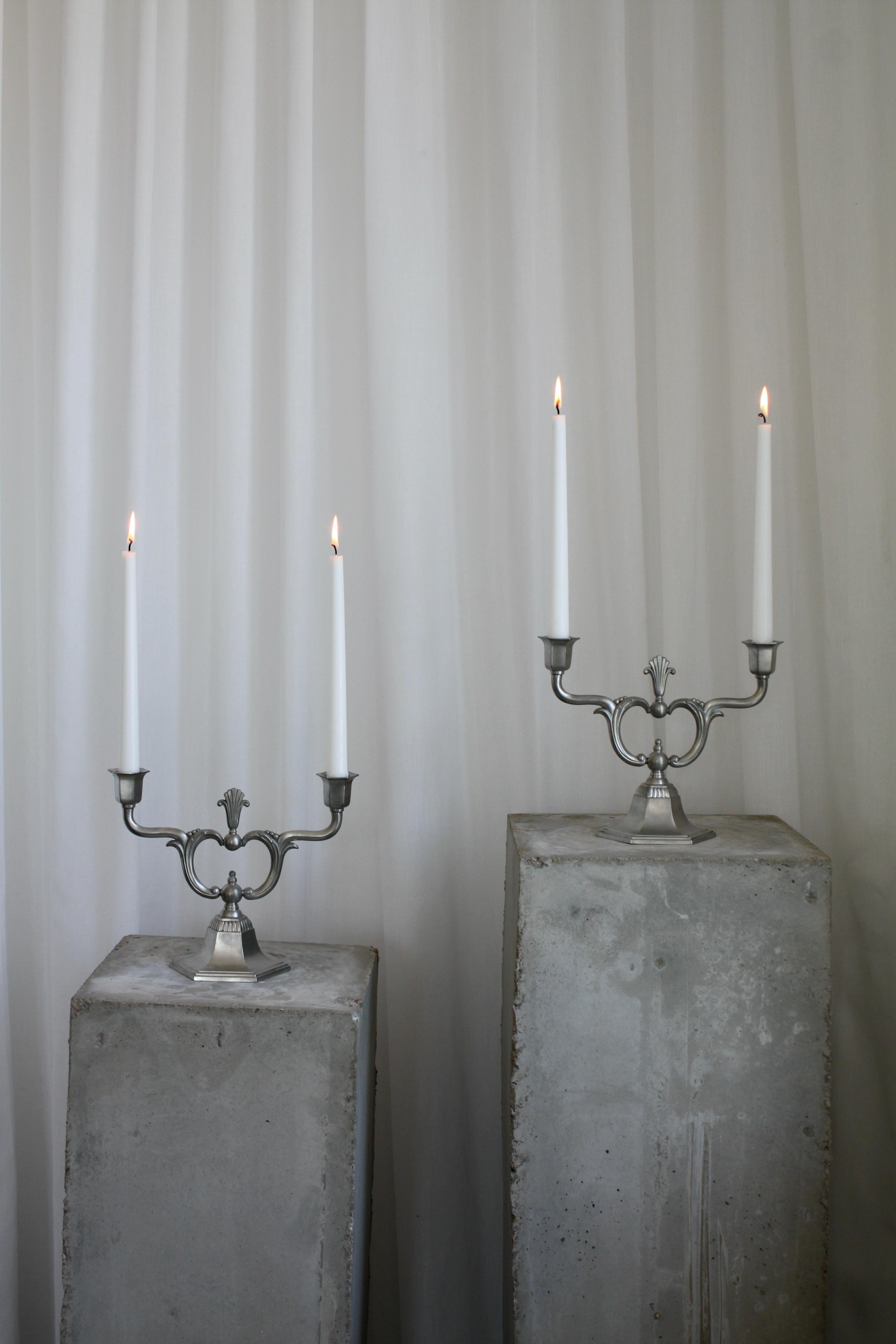 Metà XX secolo Coppia di C.C. svedesi in stile Art Deco. Candelabro a due luci in peltro Hallberg 1930 in vendita