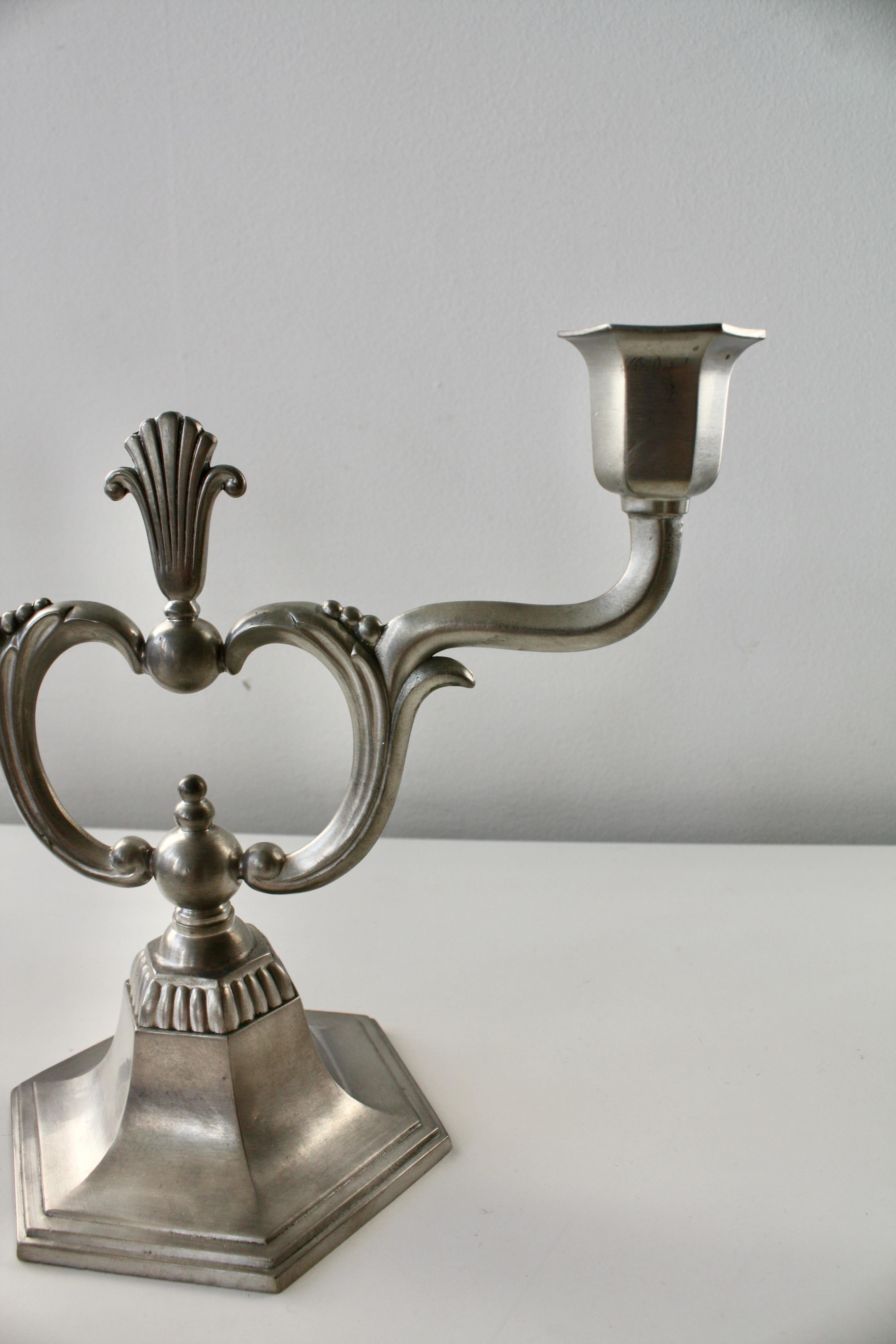 Peltro Coppia di C.C. svedesi in stile Art Deco. Candelabro a due luci in peltro Hallberg 1930 in vendita