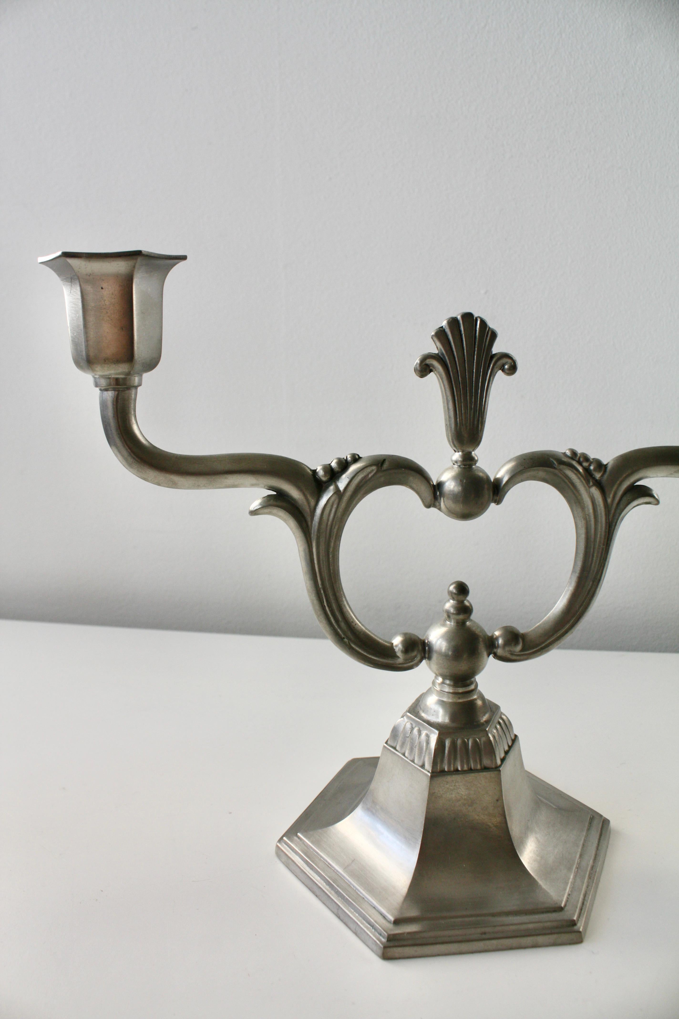Coppia di C.C. svedesi in stile Art Deco. Candelabro a due luci in peltro Hallberg 1930 in vendita 1
