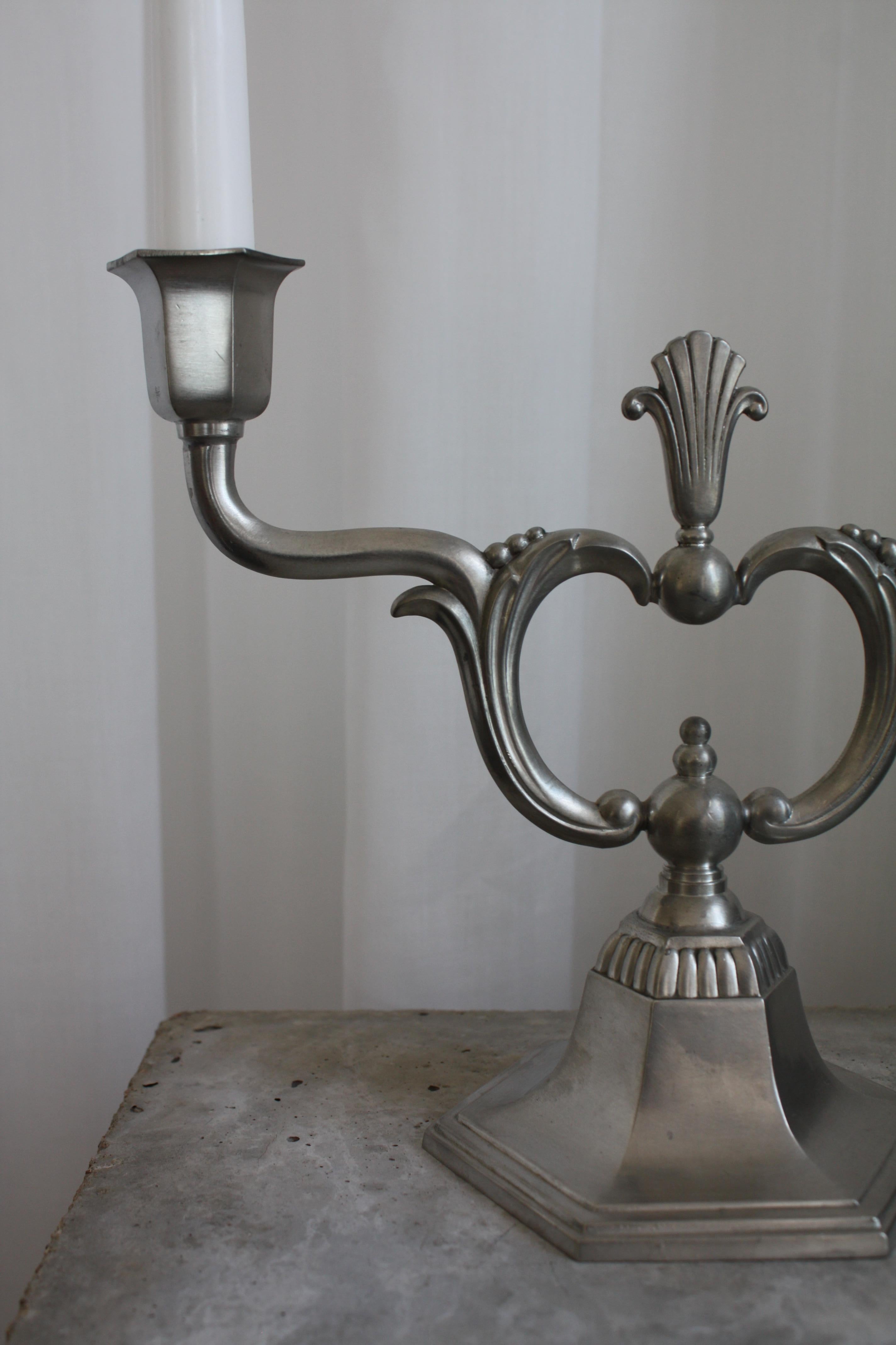 Coppia di C.C. svedesi in stile Art Deco. Candelabro a due luci in peltro Hallberg 1930 in vendita 2