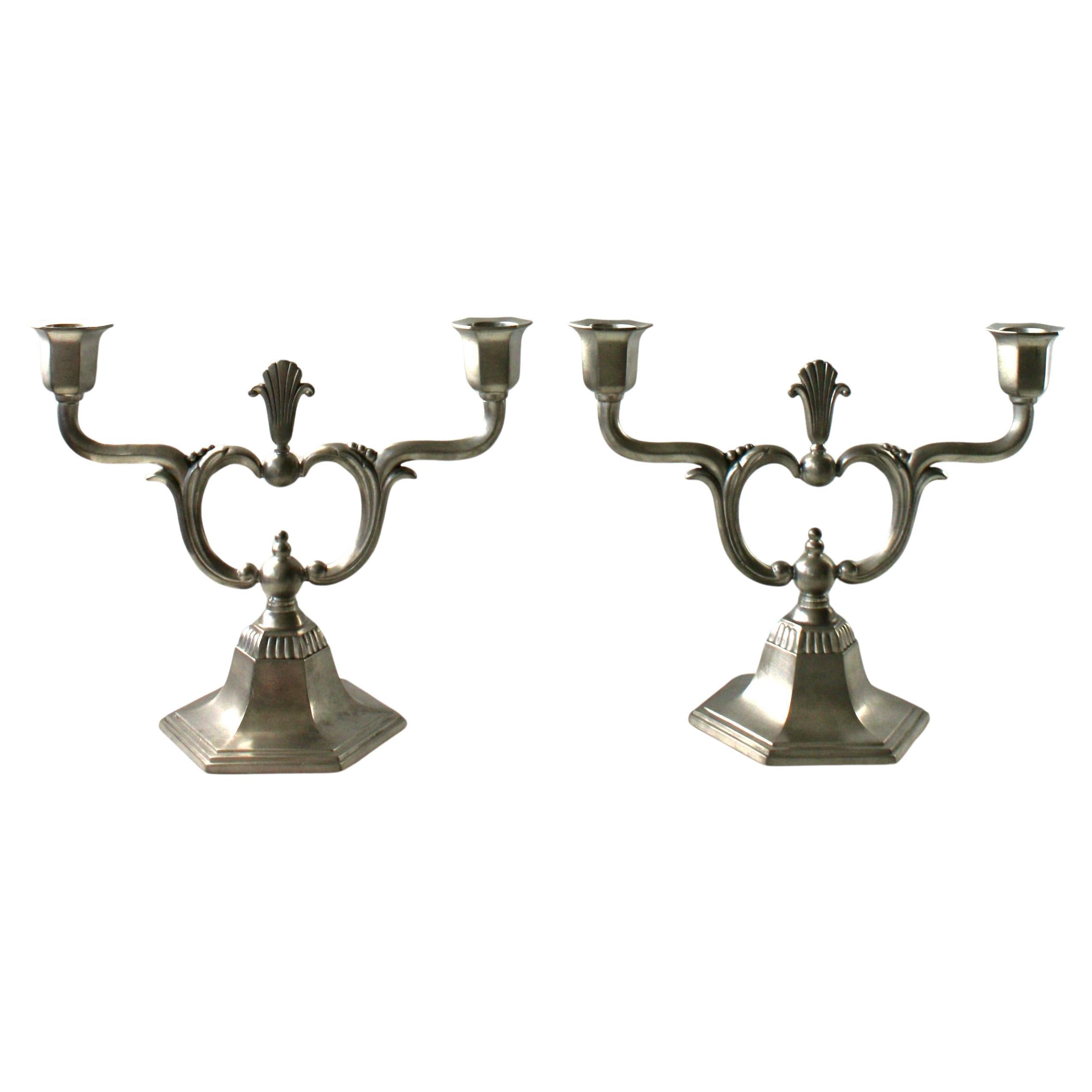 Paire de style Art Déco suédois C.G. Candélabre Hallberg à deux lumières en étain des années 1930