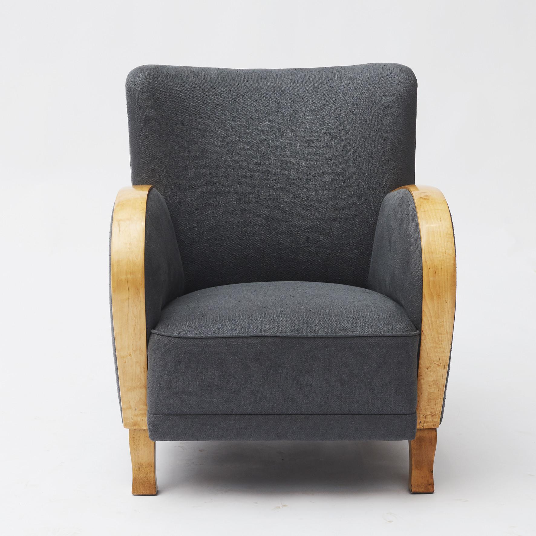 Paar schwedische Art Deco Sessel. Armlehne und Beine aus Birkenholz, Sitz mit Federn.
Neu gepolstert mit petrolgrauem Leinenmischgewebe von Pierre Frey.
Schweden, um 1930.
Wird als Paar verkauft.