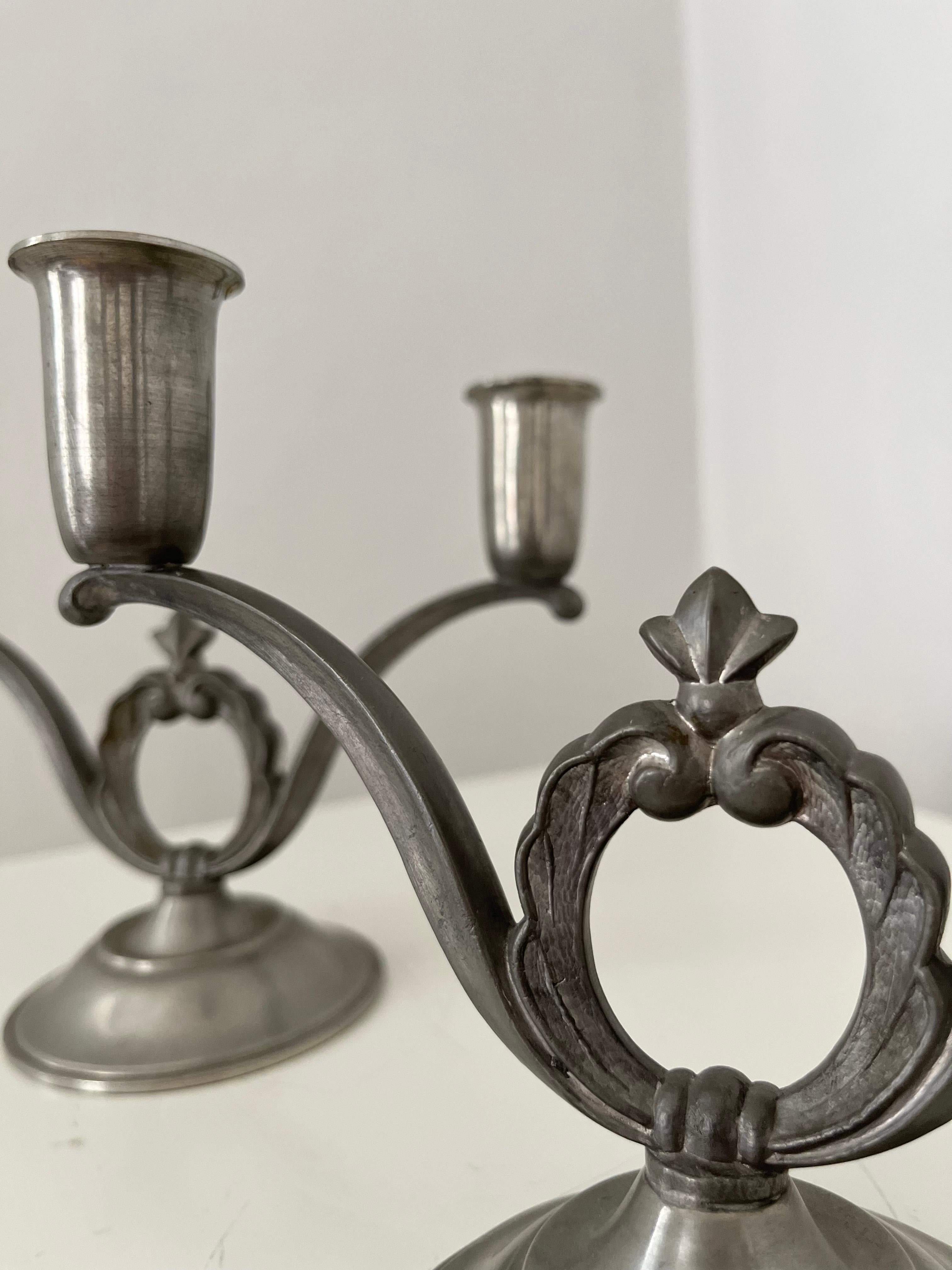 Metà XX secolo Coppia di candelieri svedesi in peltro Art Déco, anni '30 in vendita