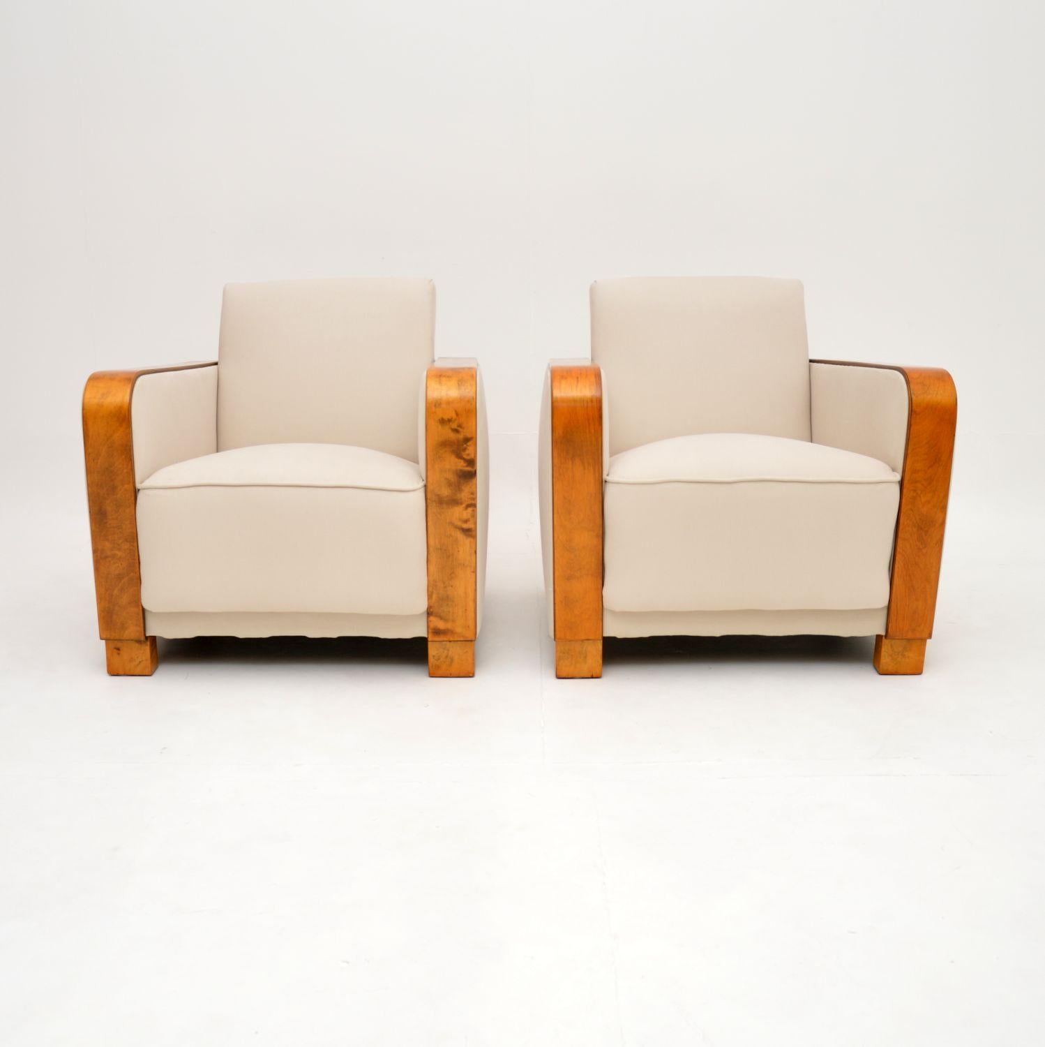 Une paire de fauteuils en bouleau satiné de style Art Déco très élégante et extrêmement bien faite. Fabriqués en Suède, ils datent des années 1920-30.

Ils ont un design très audacieux et magnifique et sont d'une superbe qualité. Les bras en bouleau