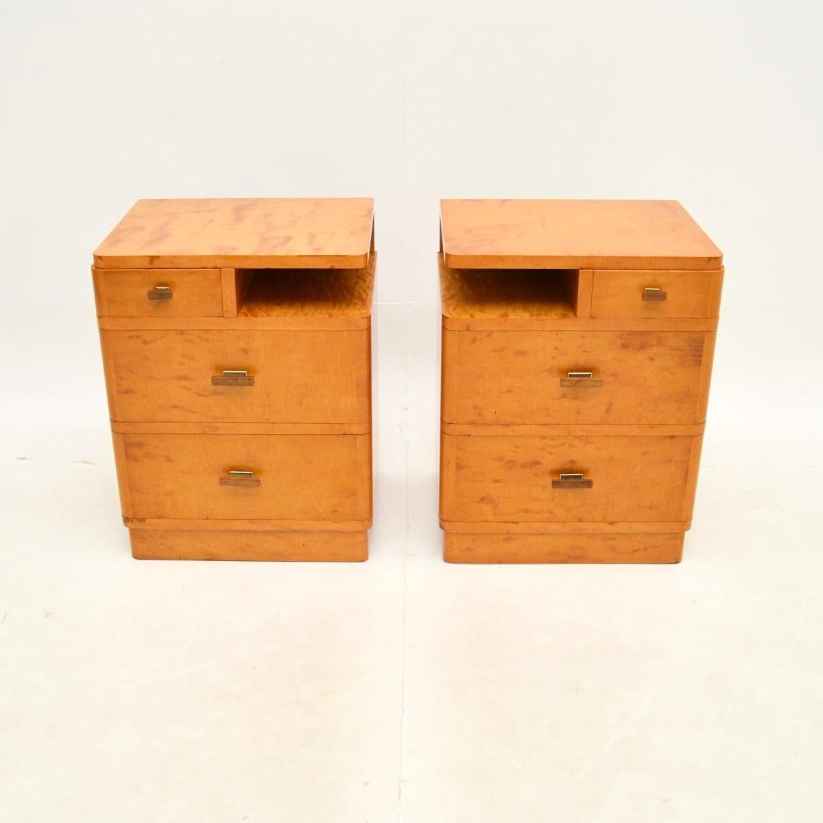 Ein prächtiges Paar schwedischer Art Deco Nachttische aus satinierter Birke. Sie wurden kürzlich aus Schweden importiert und stammen aus den 1920-30er Jahren.

Die Qualität ist hervorragend, sie sind wunderschön gefertigt und weisen eine absolut