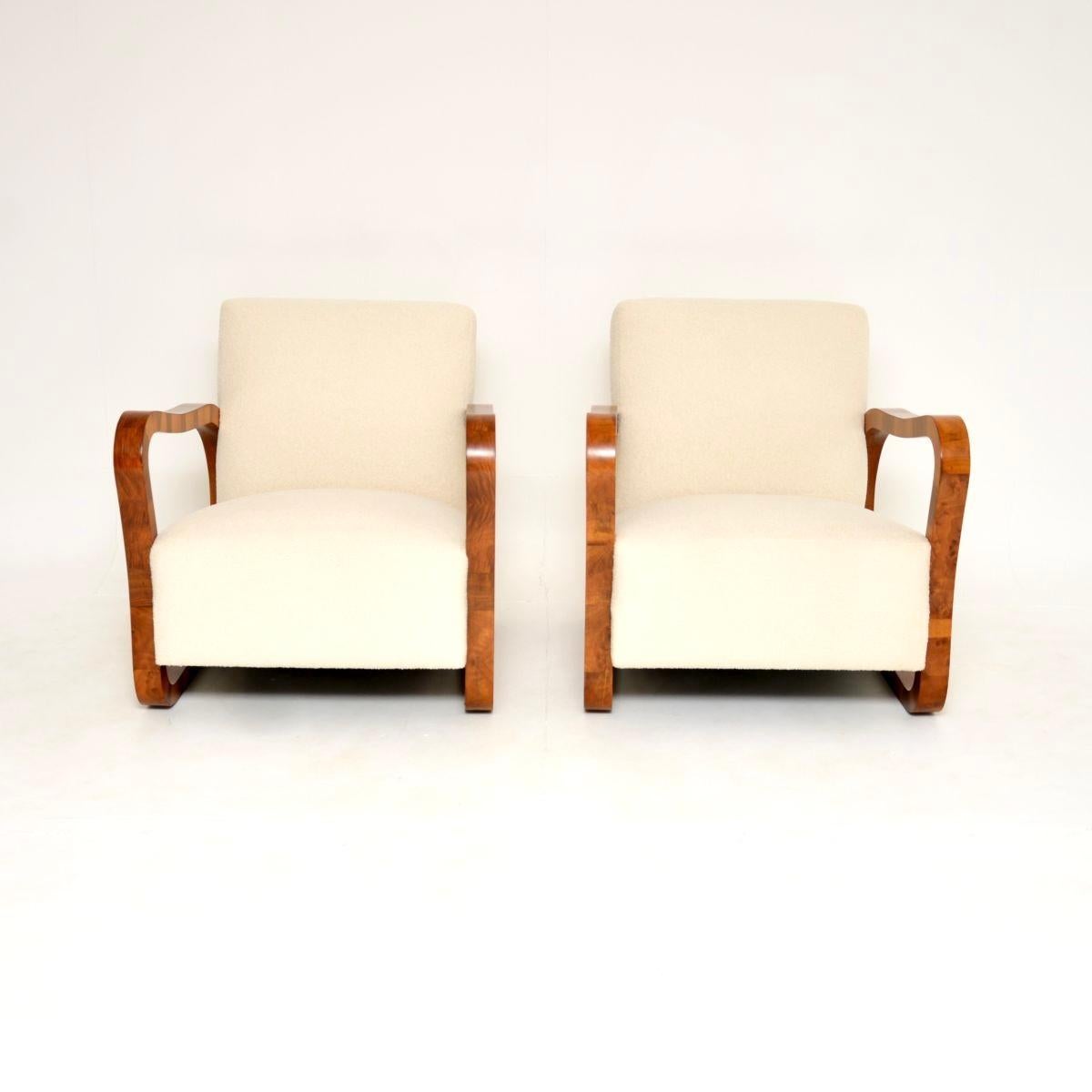 Ein prächtiges Paar schwedischer Art-Déco-Sessel aus Nussbaumholz. Sie wurden kürzlich aus Schweden importiert und stammen aus den 1930er Jahren.

Sie haben wunderschön geformte Armlehnen aus Nussbaumholz, die sich bis in die Sockel bogen. Das