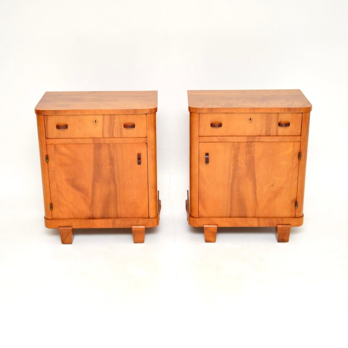 Una superba coppia di comodini svedesi in noce Art Déco. Sono state importate di recente dalla Svezia, risalgono agli anni '1930.

La qualità è eccezionale, sono realizzati in modo splendido con venature di noce assolutamente stupefacenti. Le