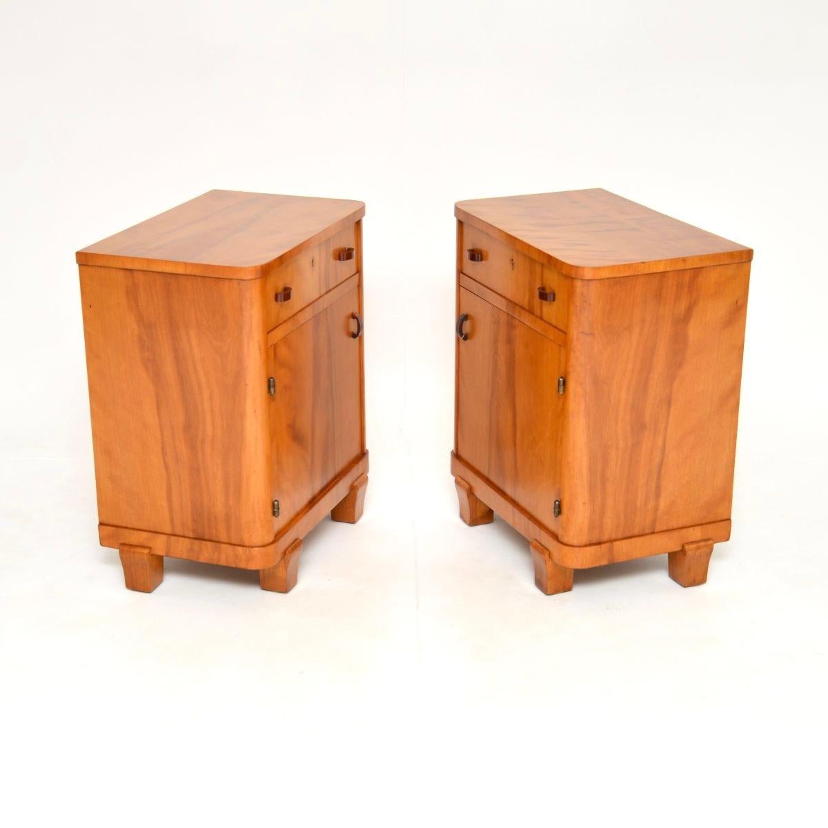 Metà XX secolo Coppia di comodini svedesi in noce Art Déco in vendita